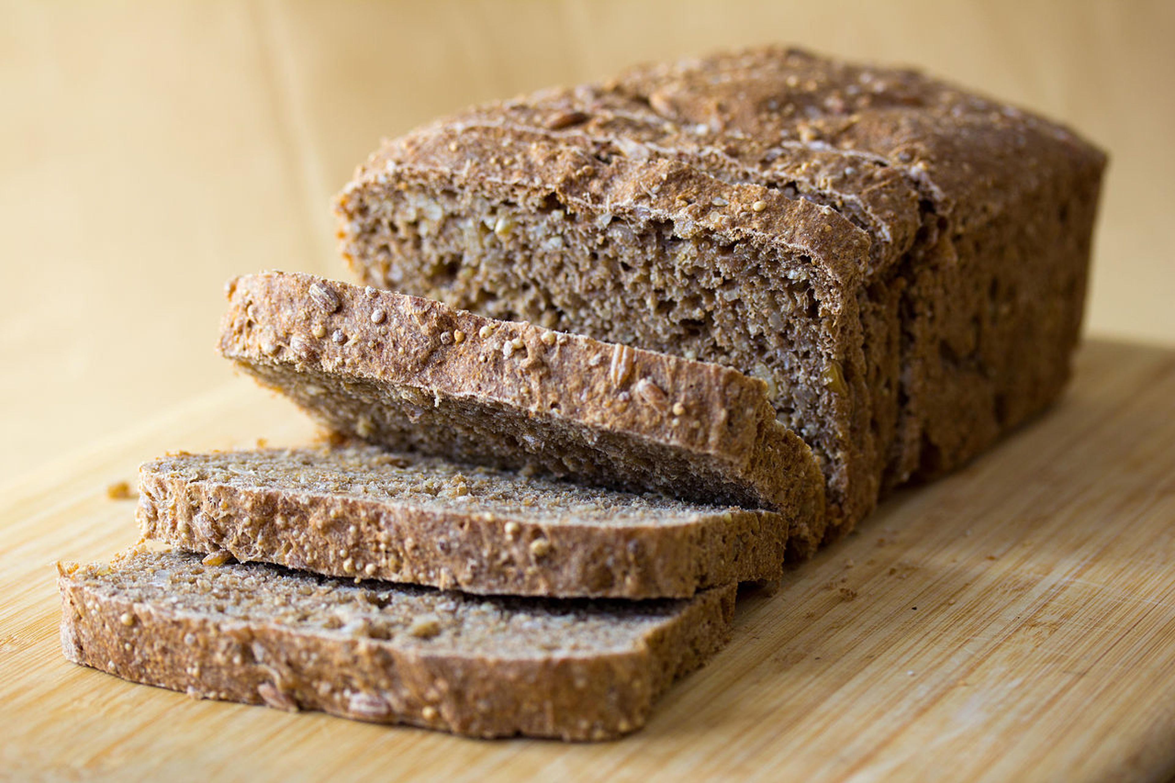 El contenido de fibra del pan de centeno puede ayudar a mantener controlados los antojos.