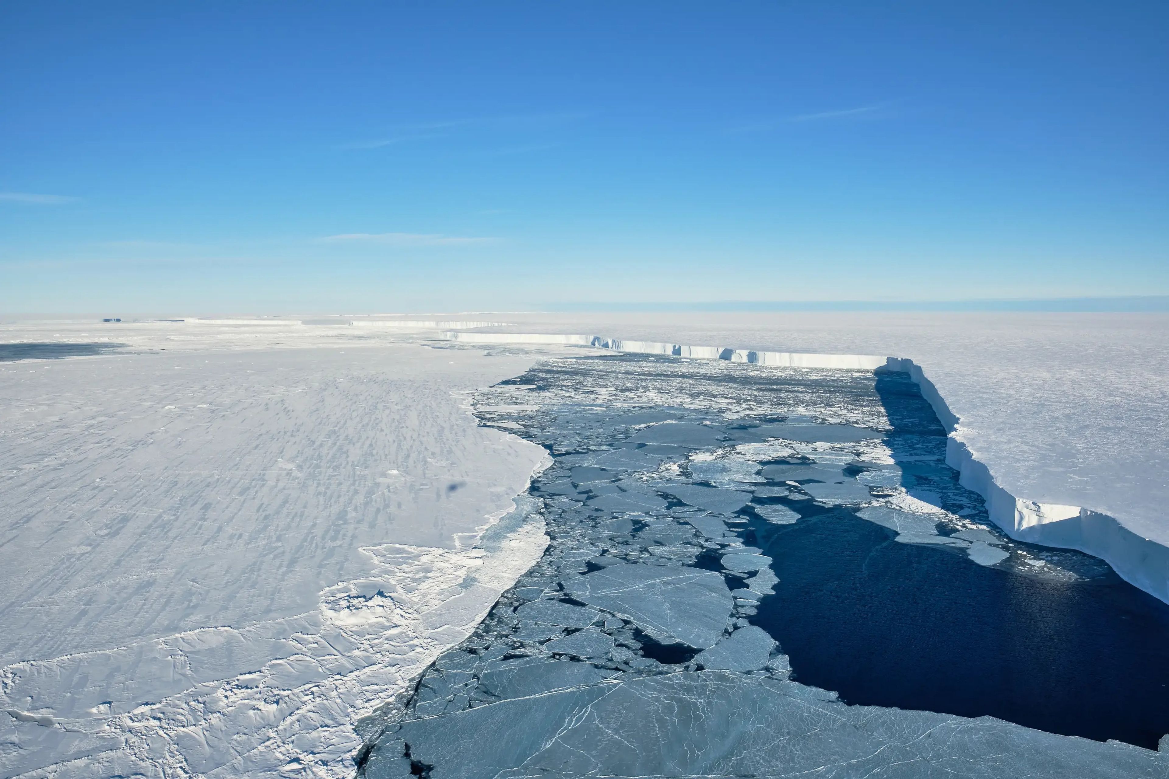 Una vista de la brecha entre el iceberg A74, a la derecha, y la plataforma de hielo Brunt, donde ya ha comenzado a formarse hielo nuevo