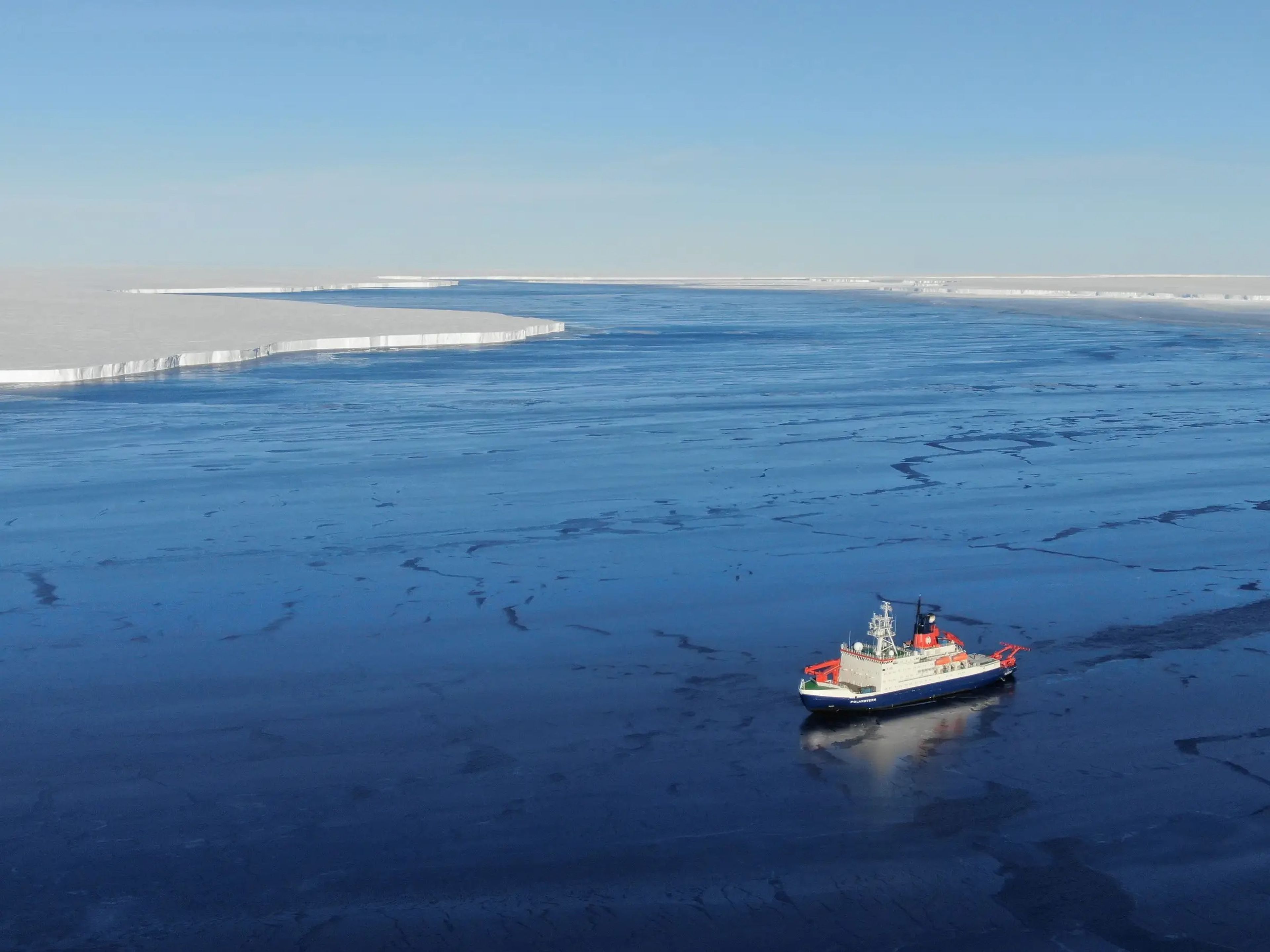 El buque de investigación Polarstern en la brecha entre el iceberg A74 y la plataforma de hielo Brunt, a la izquierda.