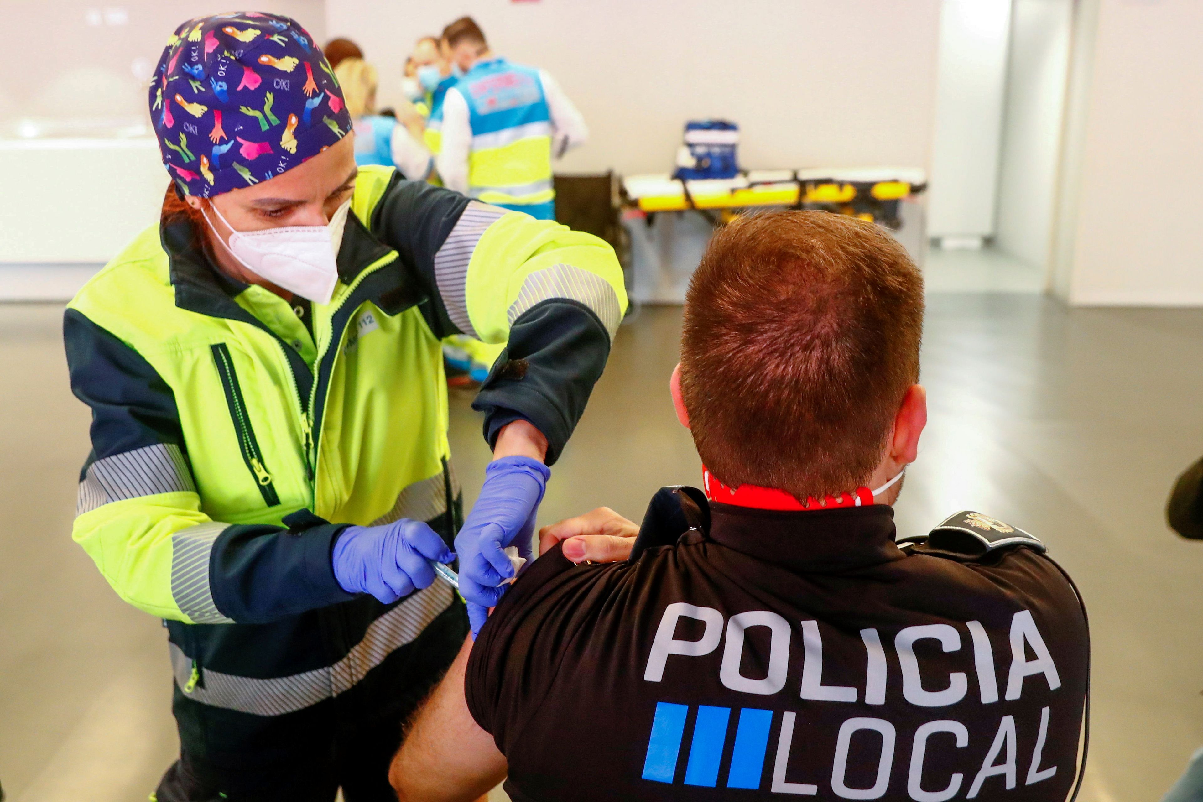 Un policía recibe su primera dosis de la vacuna AstraZeneca COVID-19 en Madrid.