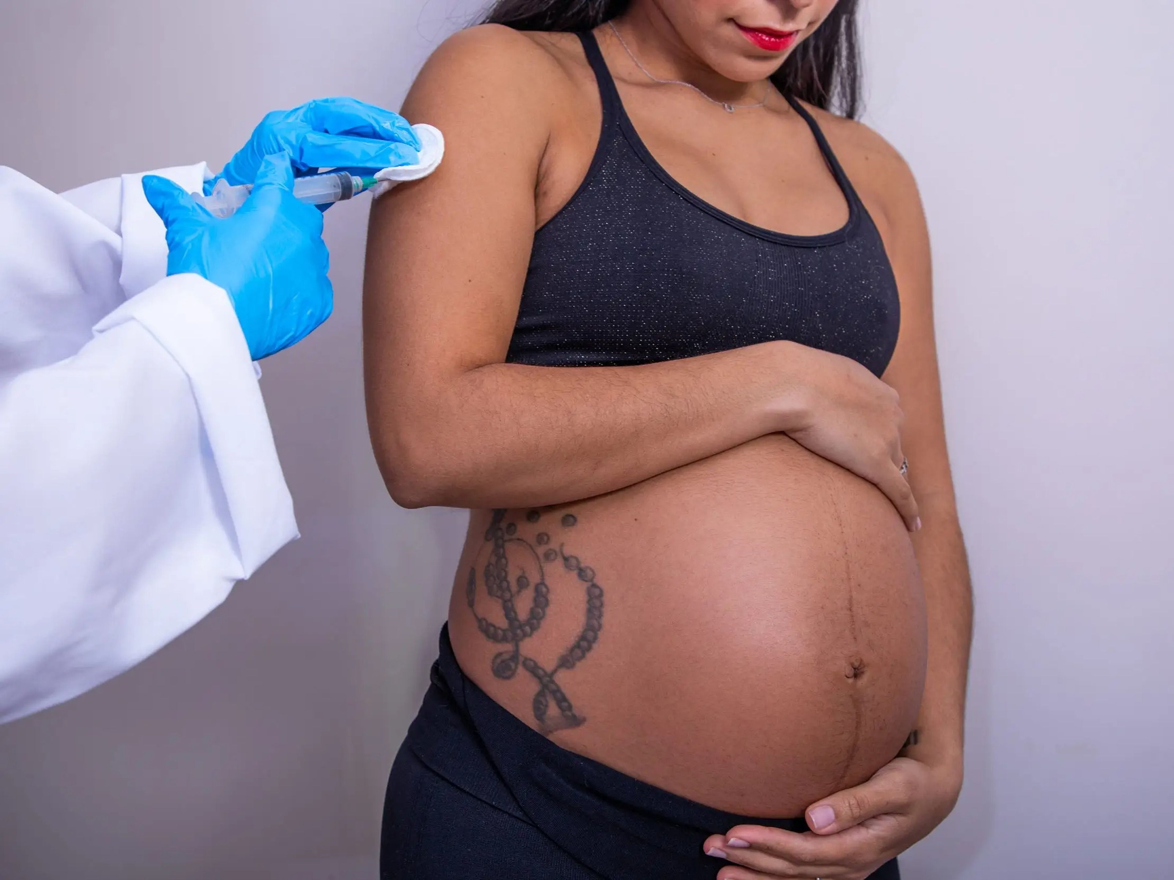 Un reciente estudio preliminar ha descubierto que las vacunas contra el coronavirus de Pfizer y Moderna proporcionan protección a las mujeres embarazadas y a sus bebés.