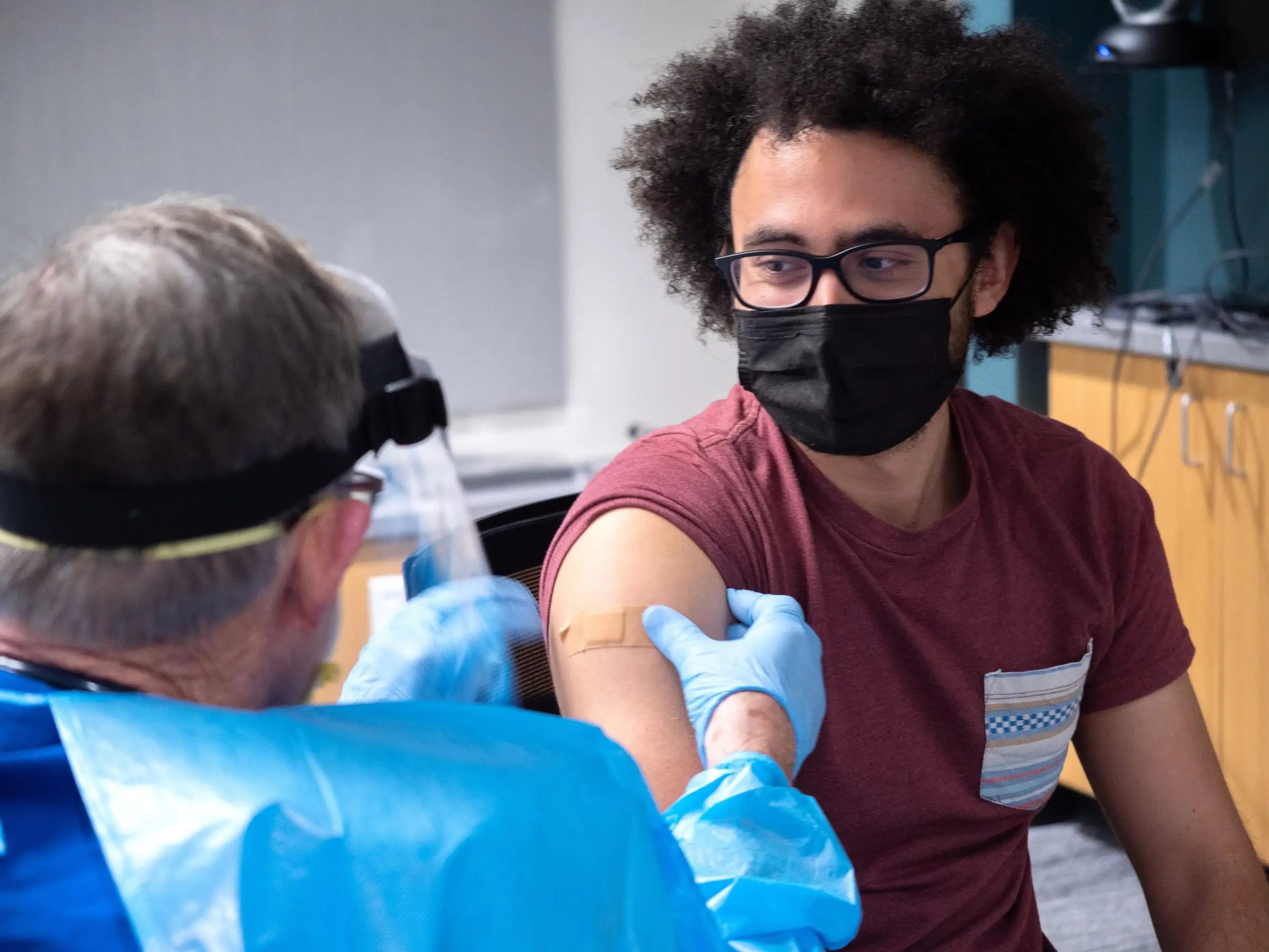 Richard Biggs, un estudiante de biología evolutiva en la Universidad de Colorado Boulder, recibiendo su primera dosis de la vacuna Moderna.