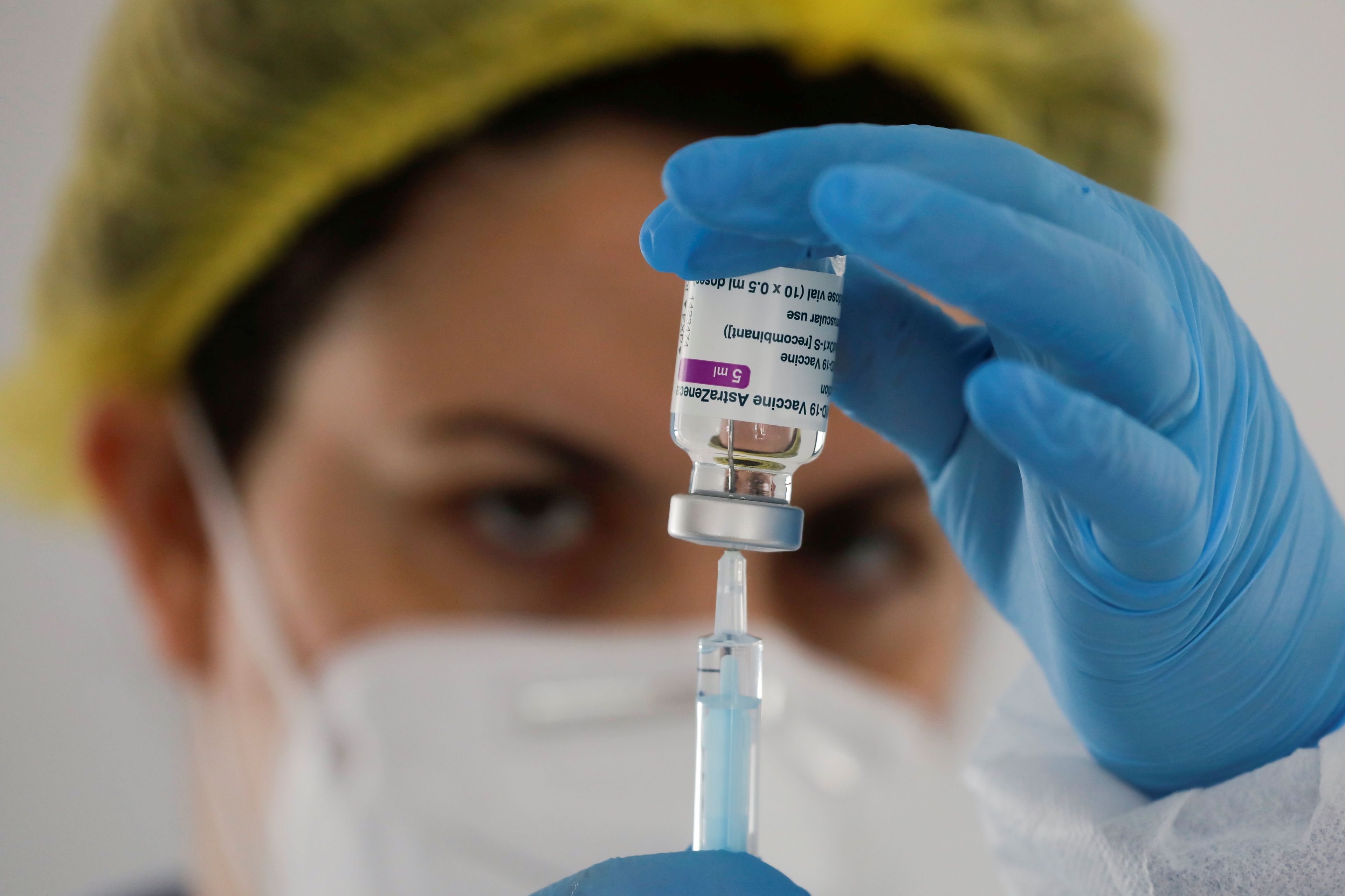 Una sanitaria prepara un vial de la vacuna de AstraZeneca
