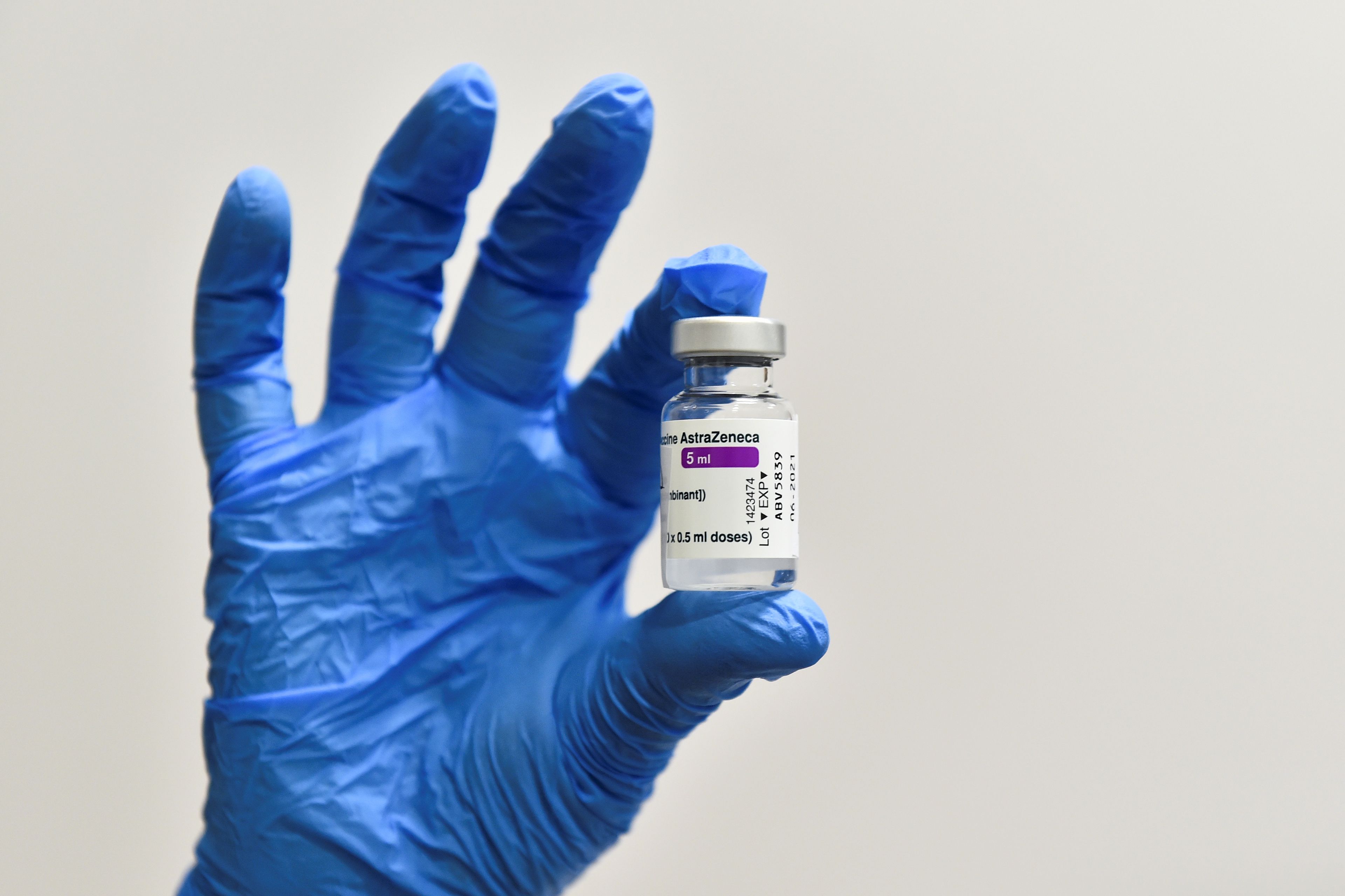Un sanitario muestra una dosis de la vacuna de AstraZeneca y Oxford.