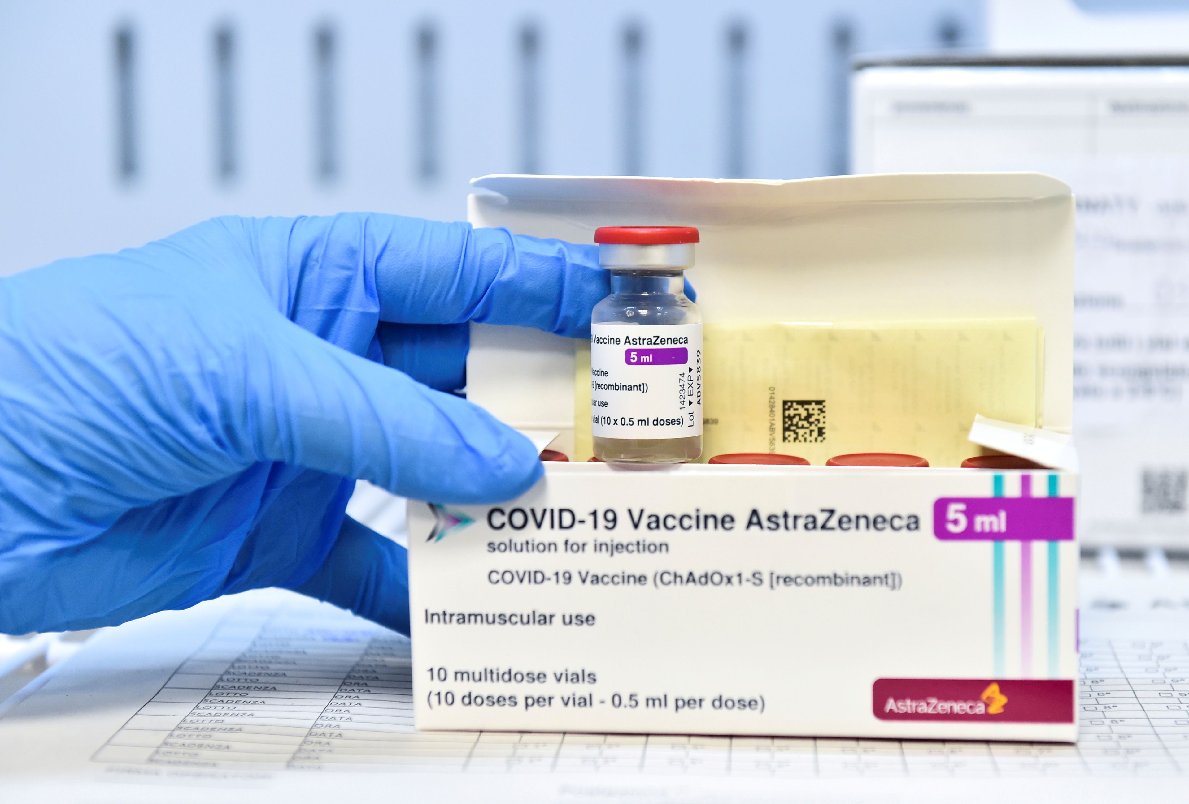 Un sanitario muestra un vial de la vacuna de AstraZeneca y Oxford.