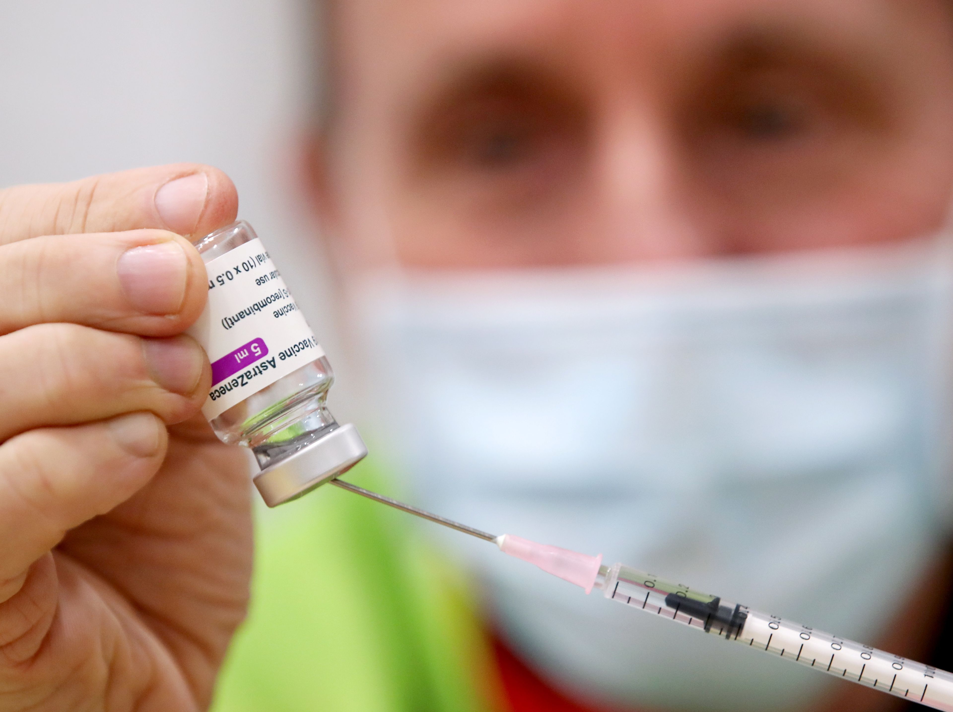 Un sanitario prepara una inyección con la vacuna de AstraZeneca y Oxford.