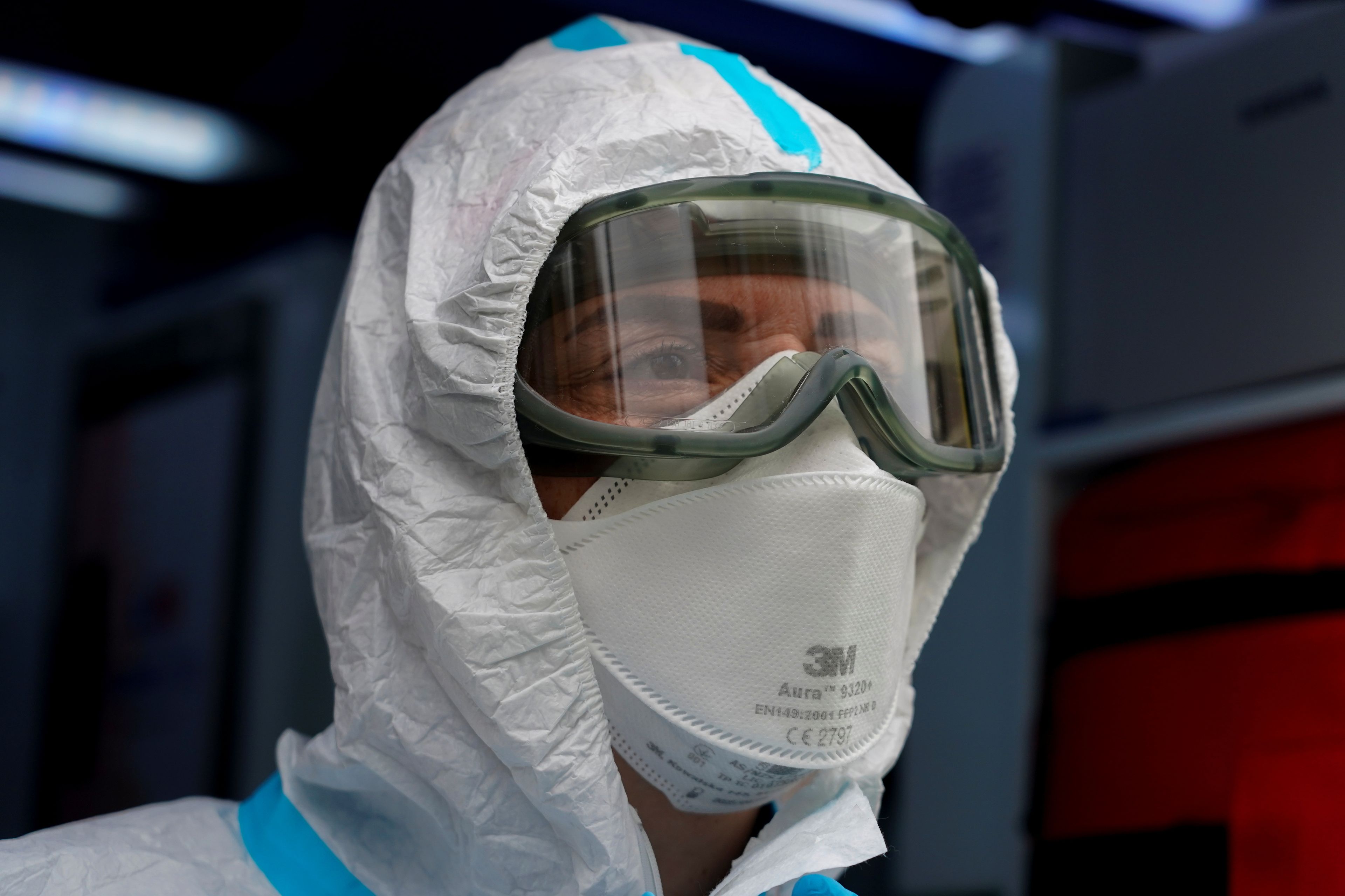 Un sanitario vestido con un equipo de protección en la pandemia del coronavirus