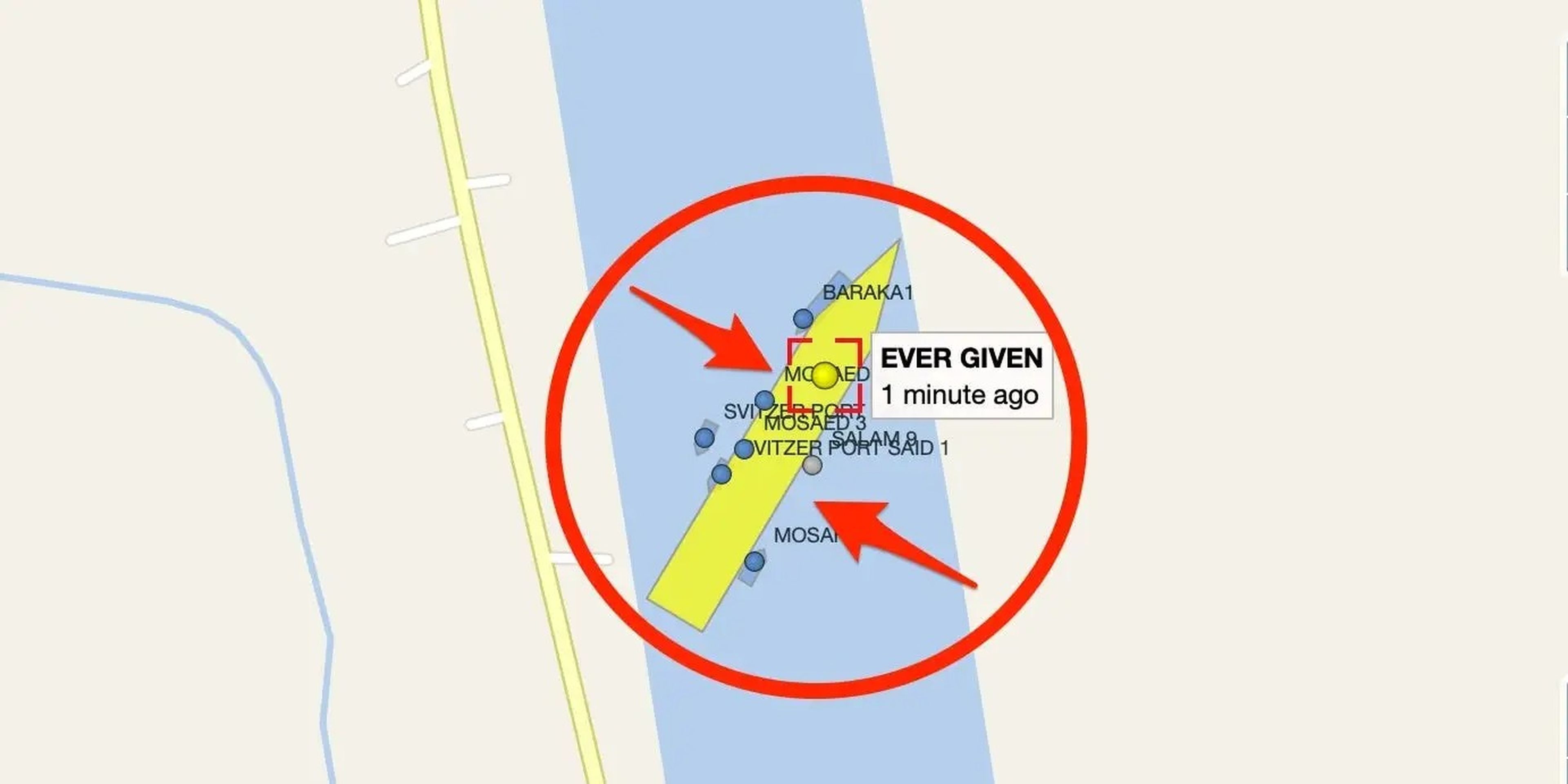 El buque Ever Given, en color amarillo, atascado en el medio del Canal de Suez y rodeado de otros barcos de carga más pequeños.