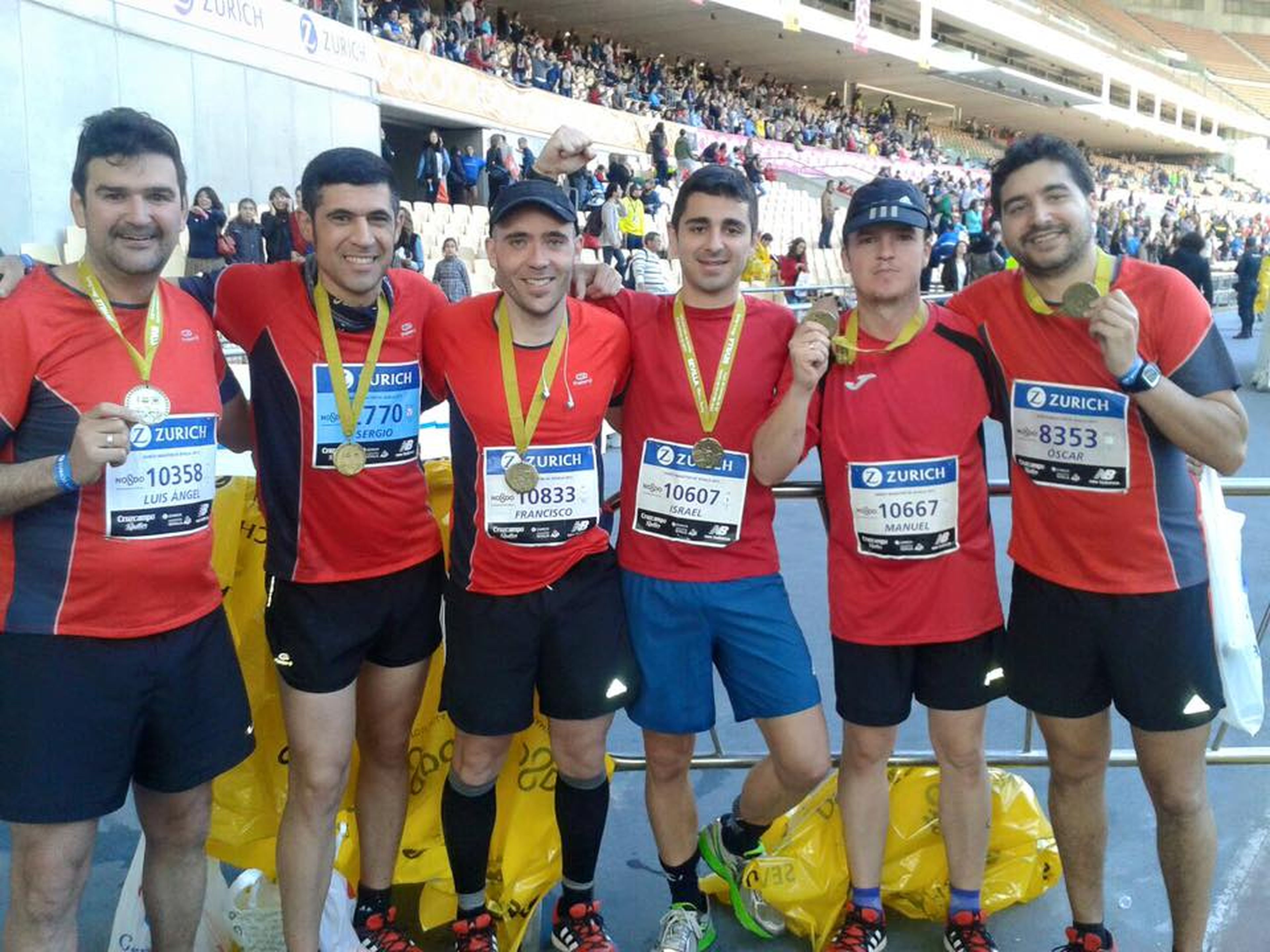 Seis amigos después de hacer el Maratón de Sevilla 2015.