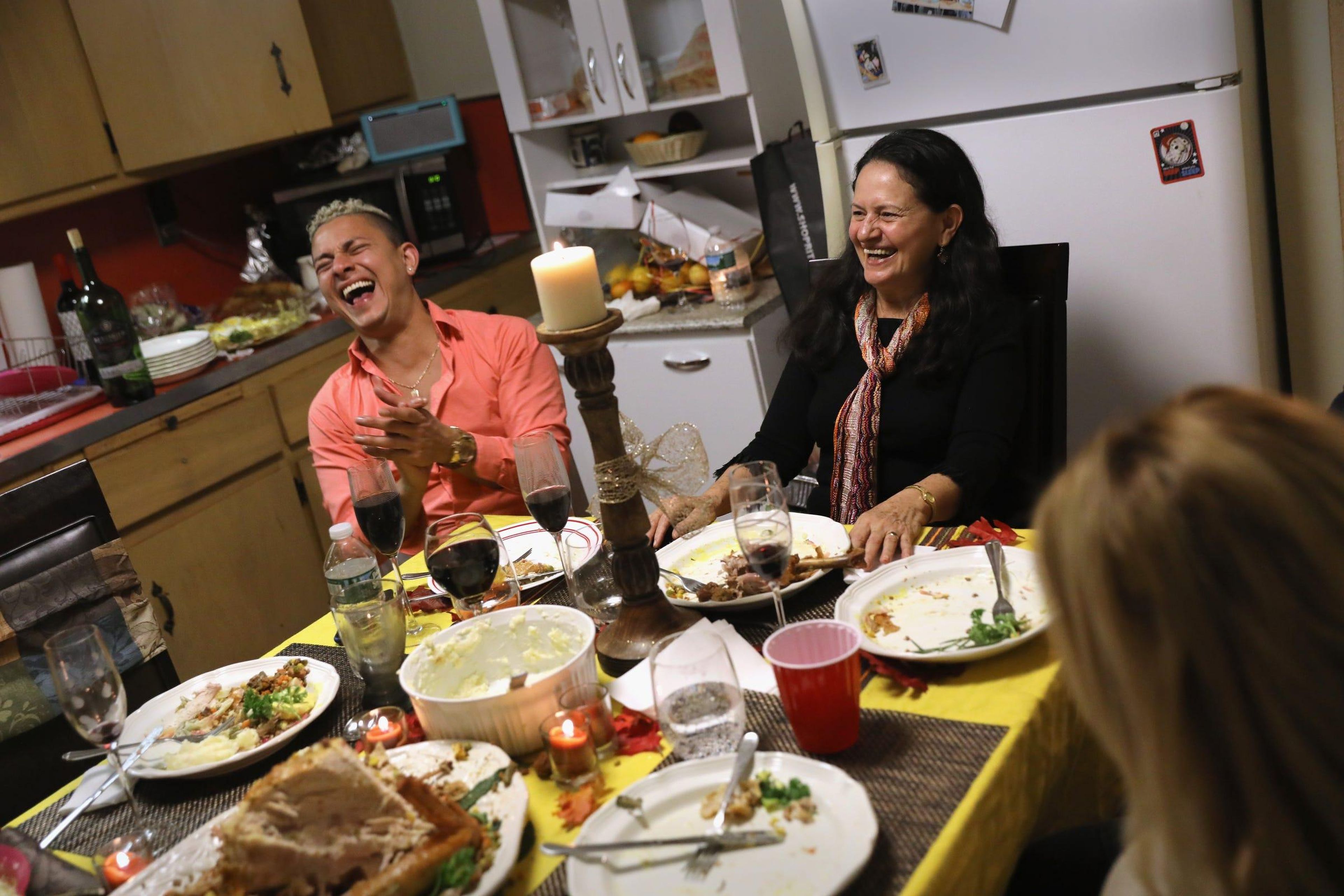 Una familia celebra el Día de Acción de Gracias el 24 de noviembre de 2016 en Stamford, Connecticut.