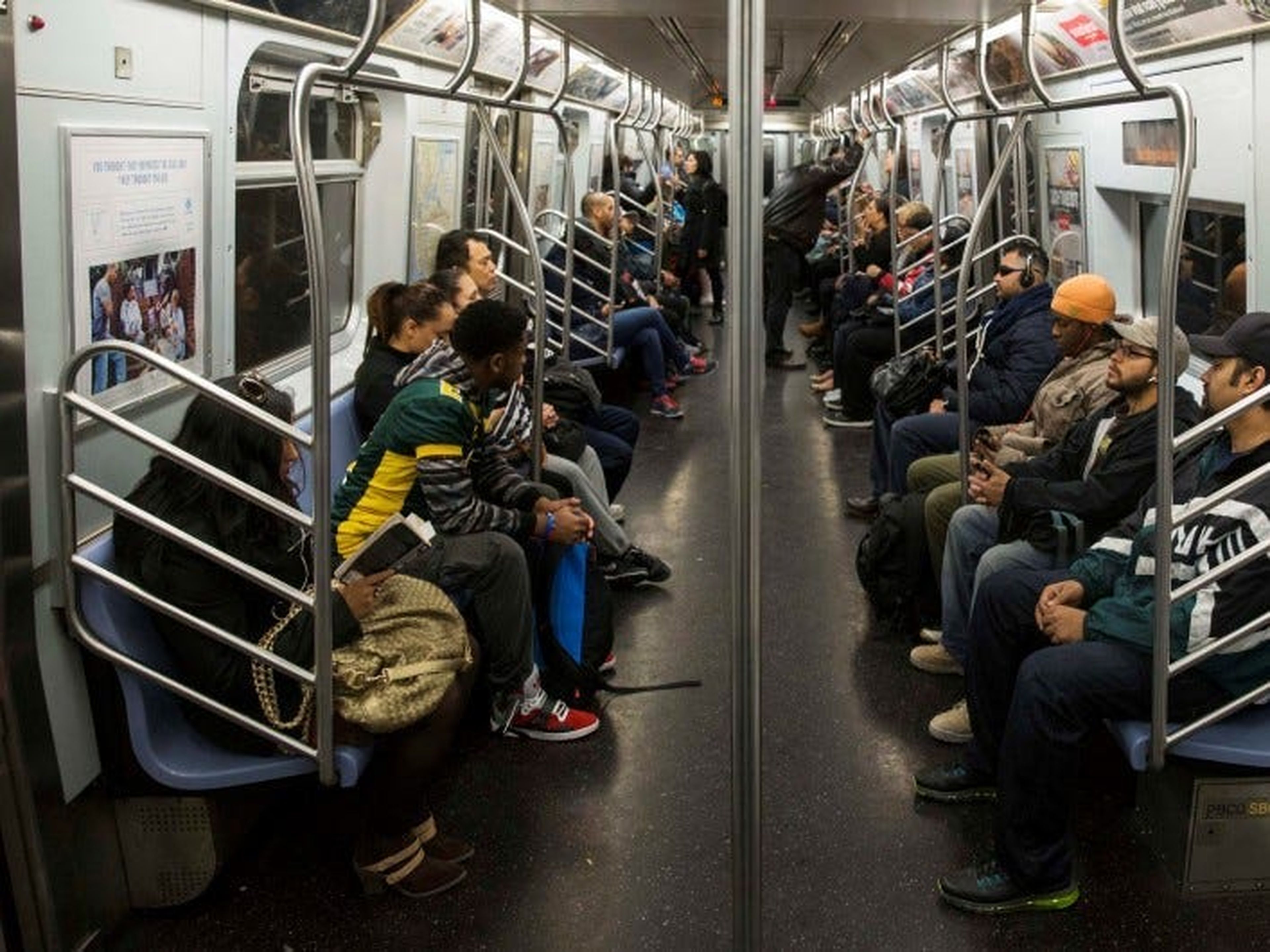 Viajeros de camino a sus trabajos en un tren de Nueva York.