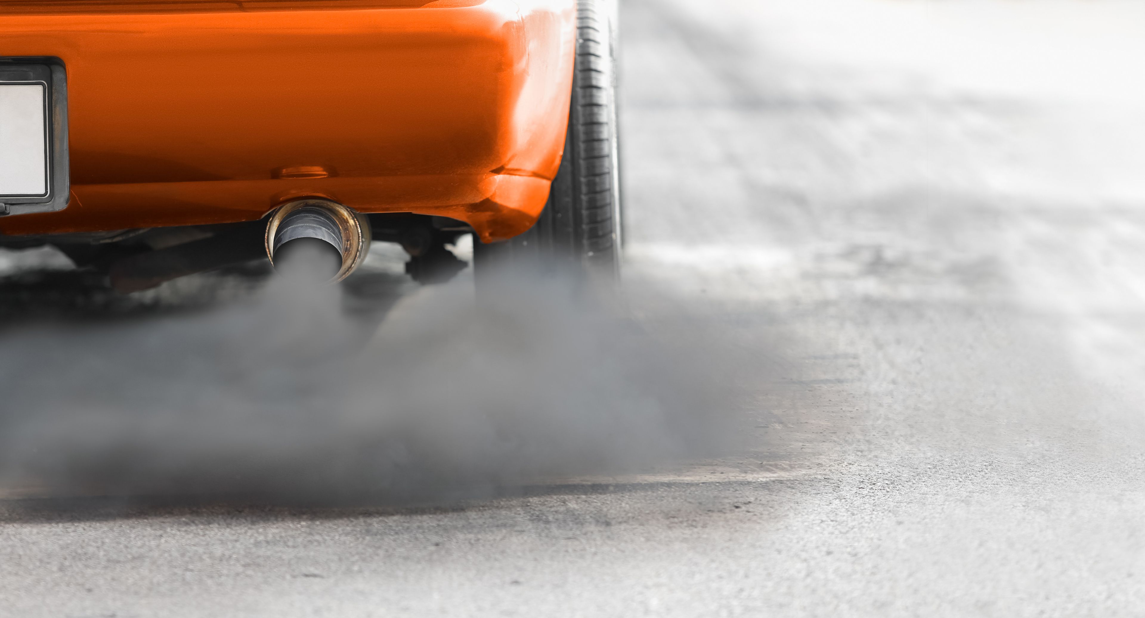 Un tubo de escape ilustra la contaminación que provocan los coches