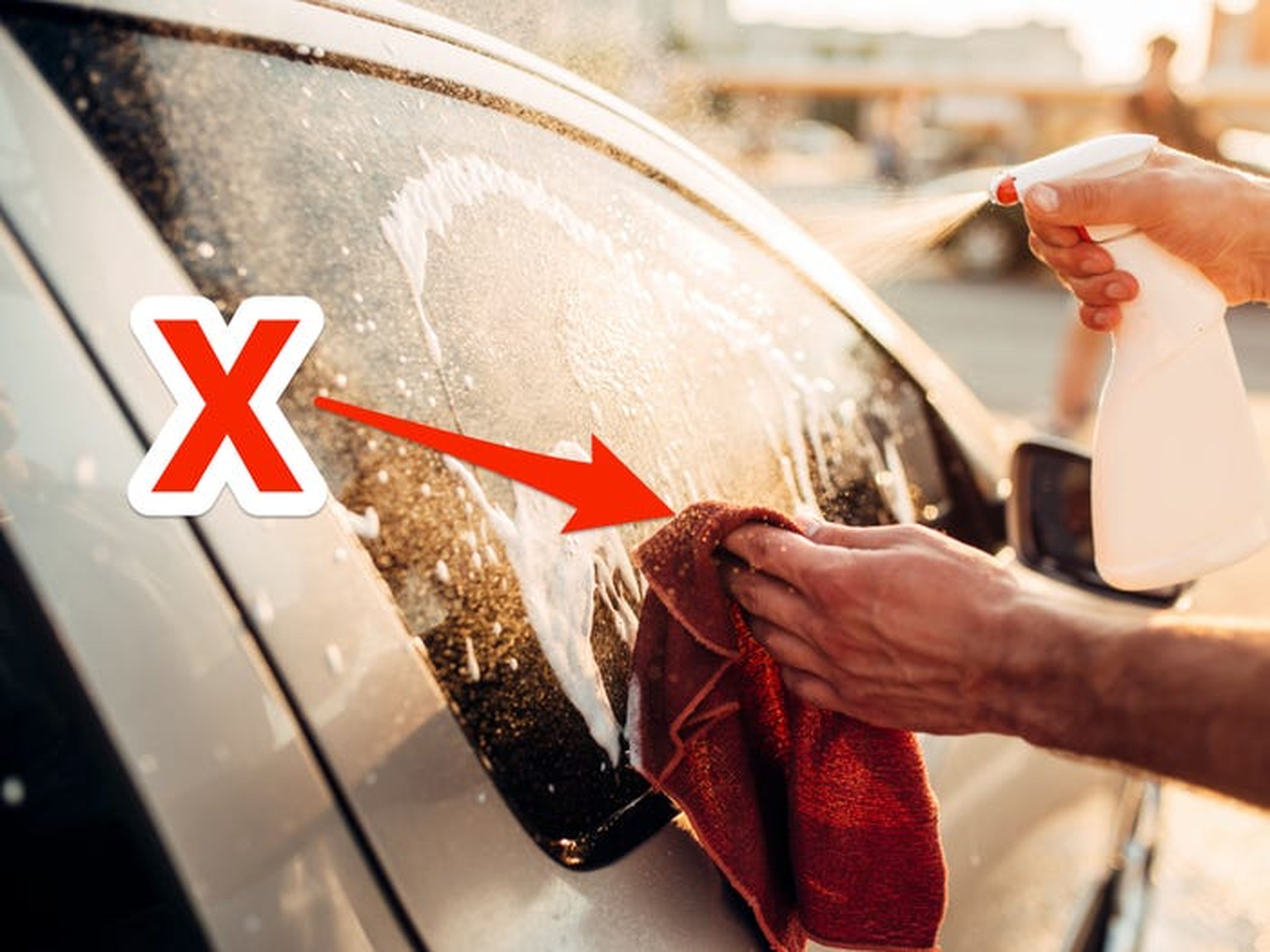 Lava los autos con un trapo de microfibra.