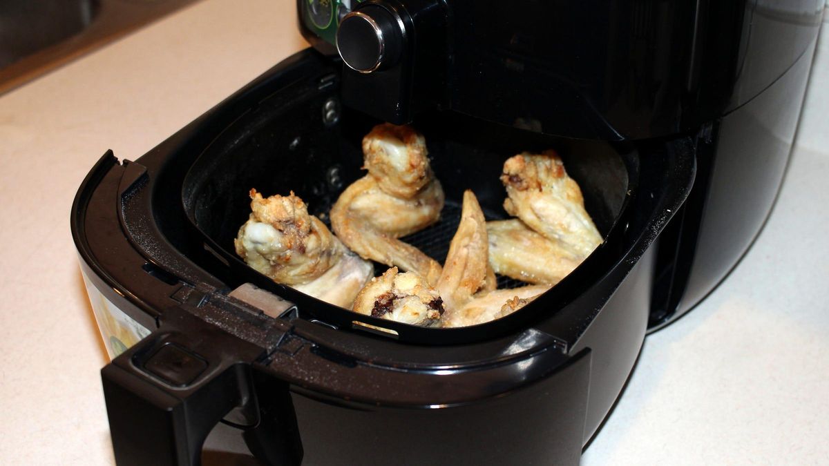 https://cdn.businessinsider.es/sites/navi.axelspringer.es/public/media/image/2021/04/9-mistakes-youre-making-when-using-your-air-fryer-2291681.jpg?tf=1200x675