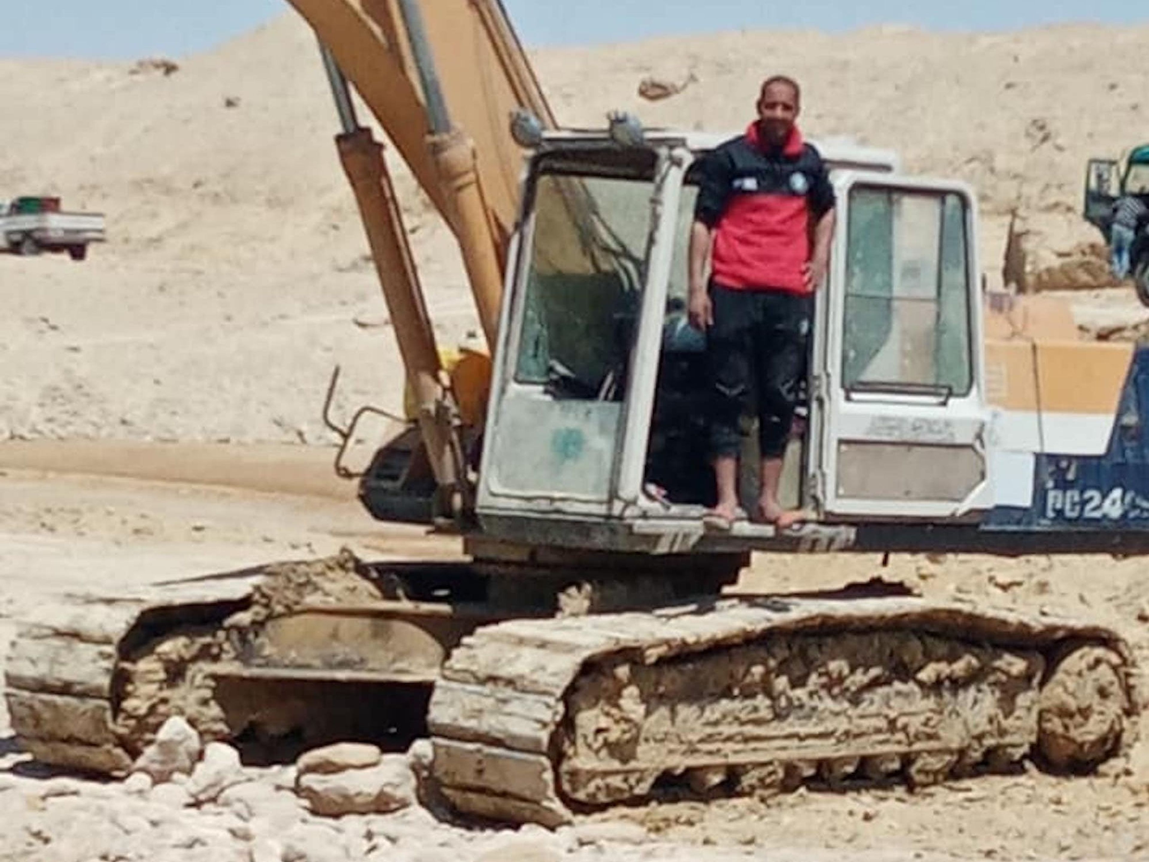 Abdullah Abdul-Gawad junto a su excavadora el 29 de marzo.