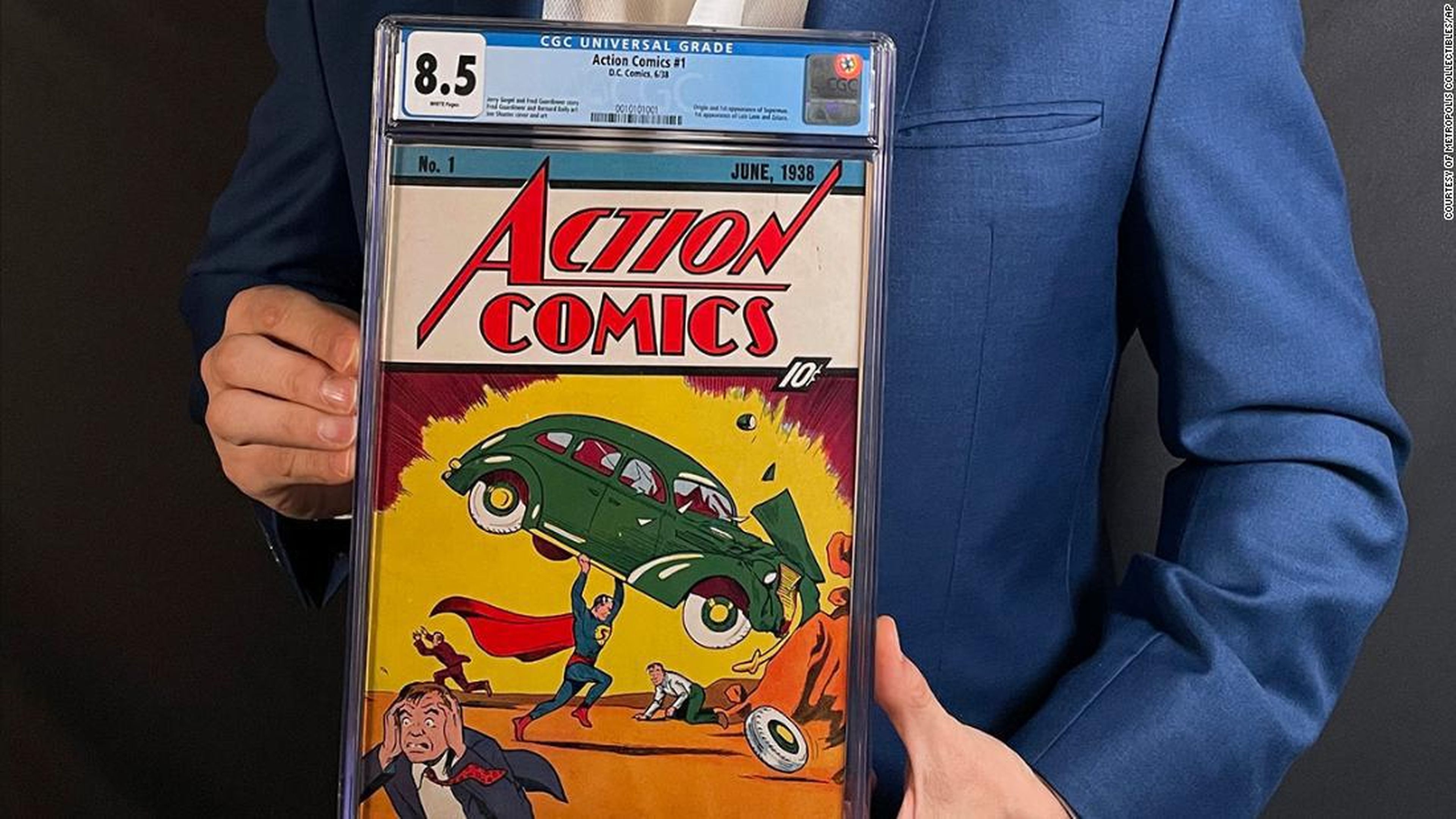Vicent Zurzolo, director de operaciones de ComicConnect, sostiene el ejemplar recientemente subastado de 'Action Comics #1'.