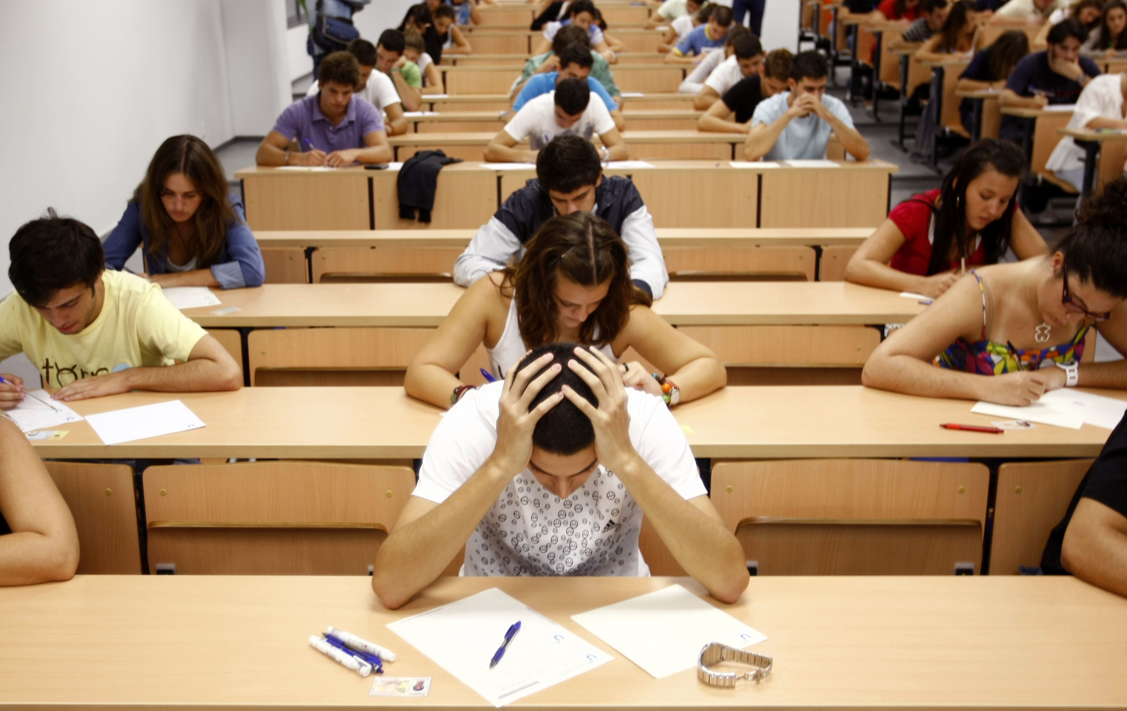 Alumnos haciendo un examen