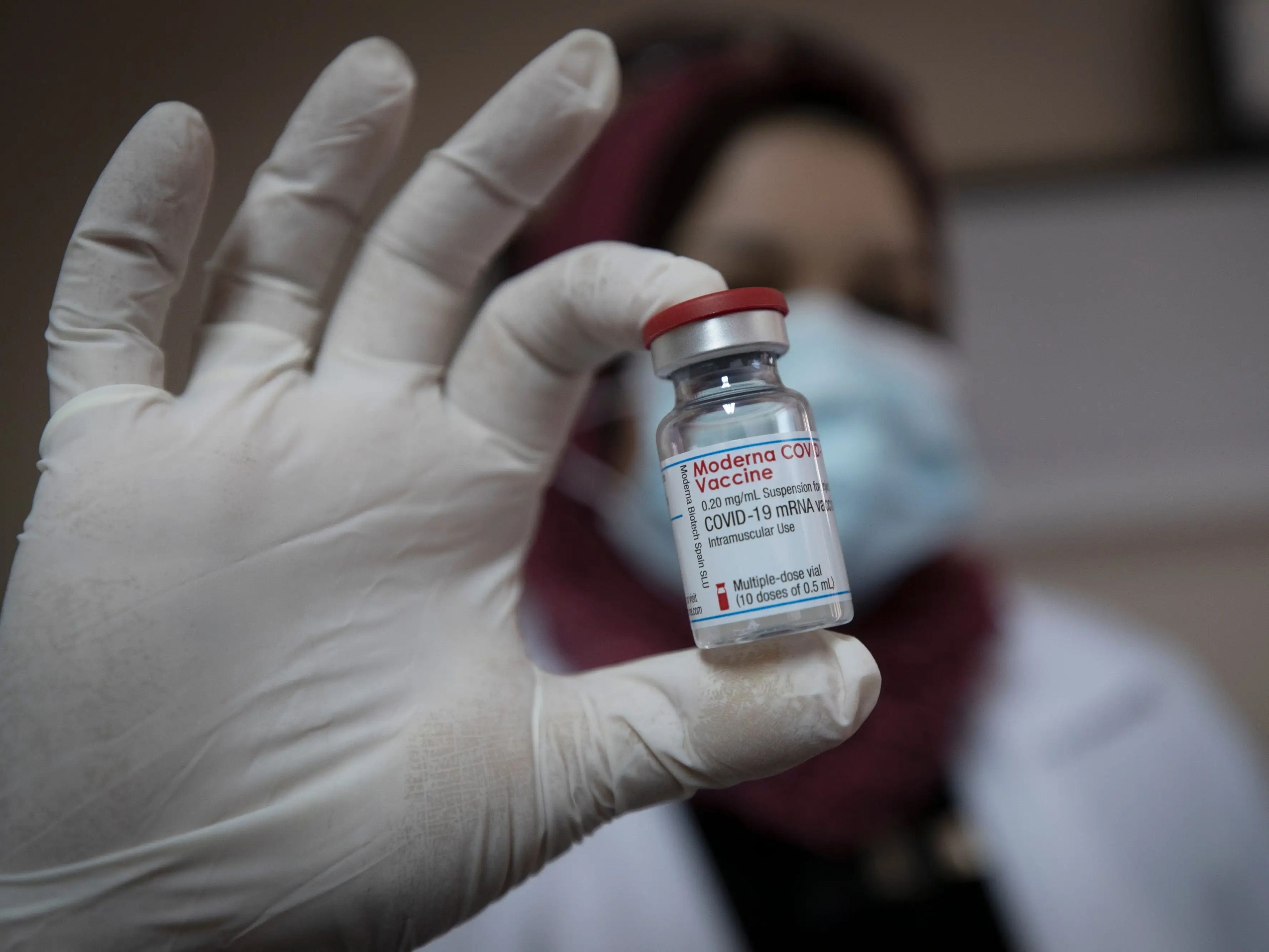Una médica palestina muestra un vial de la vacuna Moderna contra el COVID-19.
