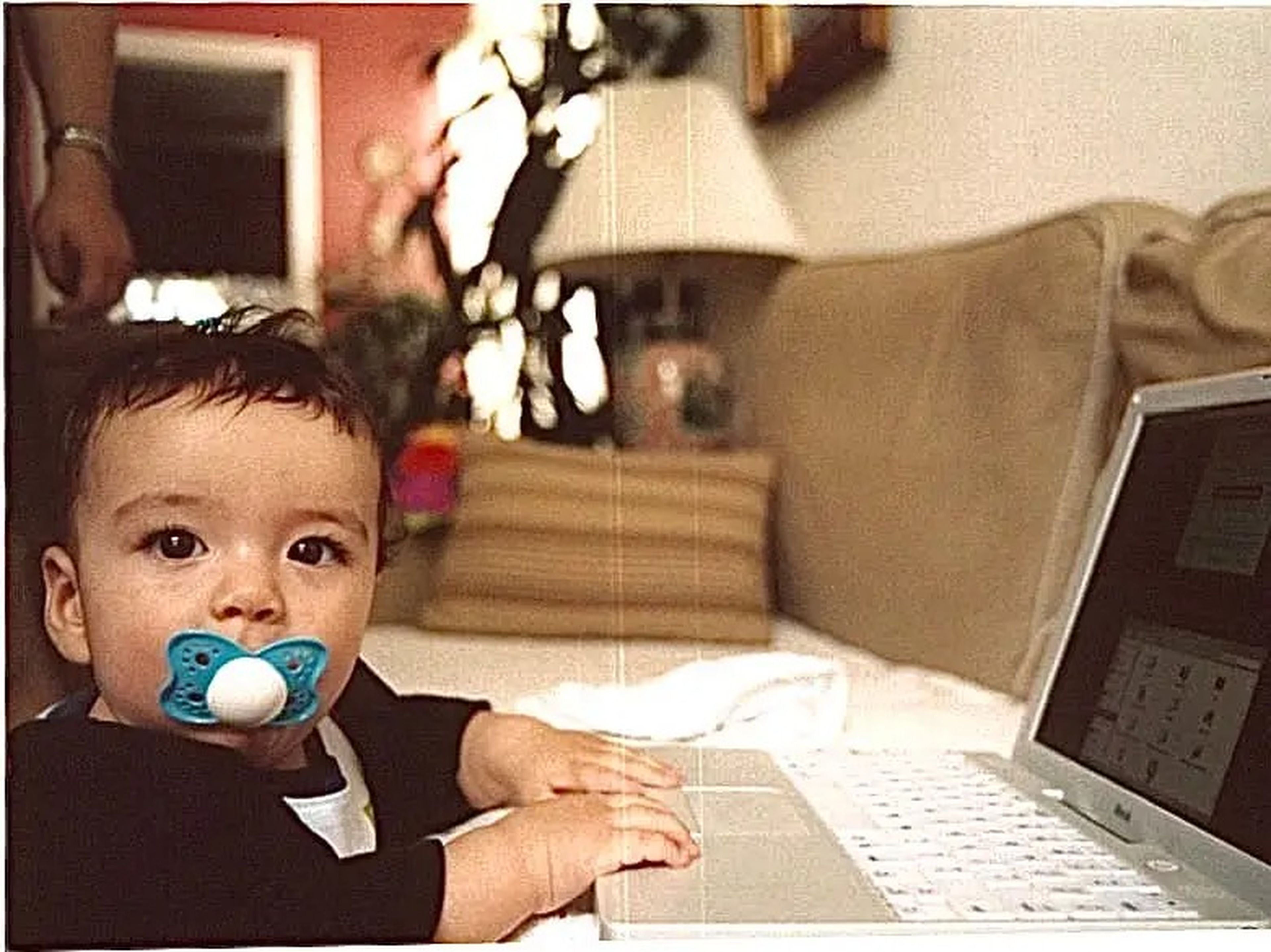 Diego Palma de bebé, en el ordenador de su padre.