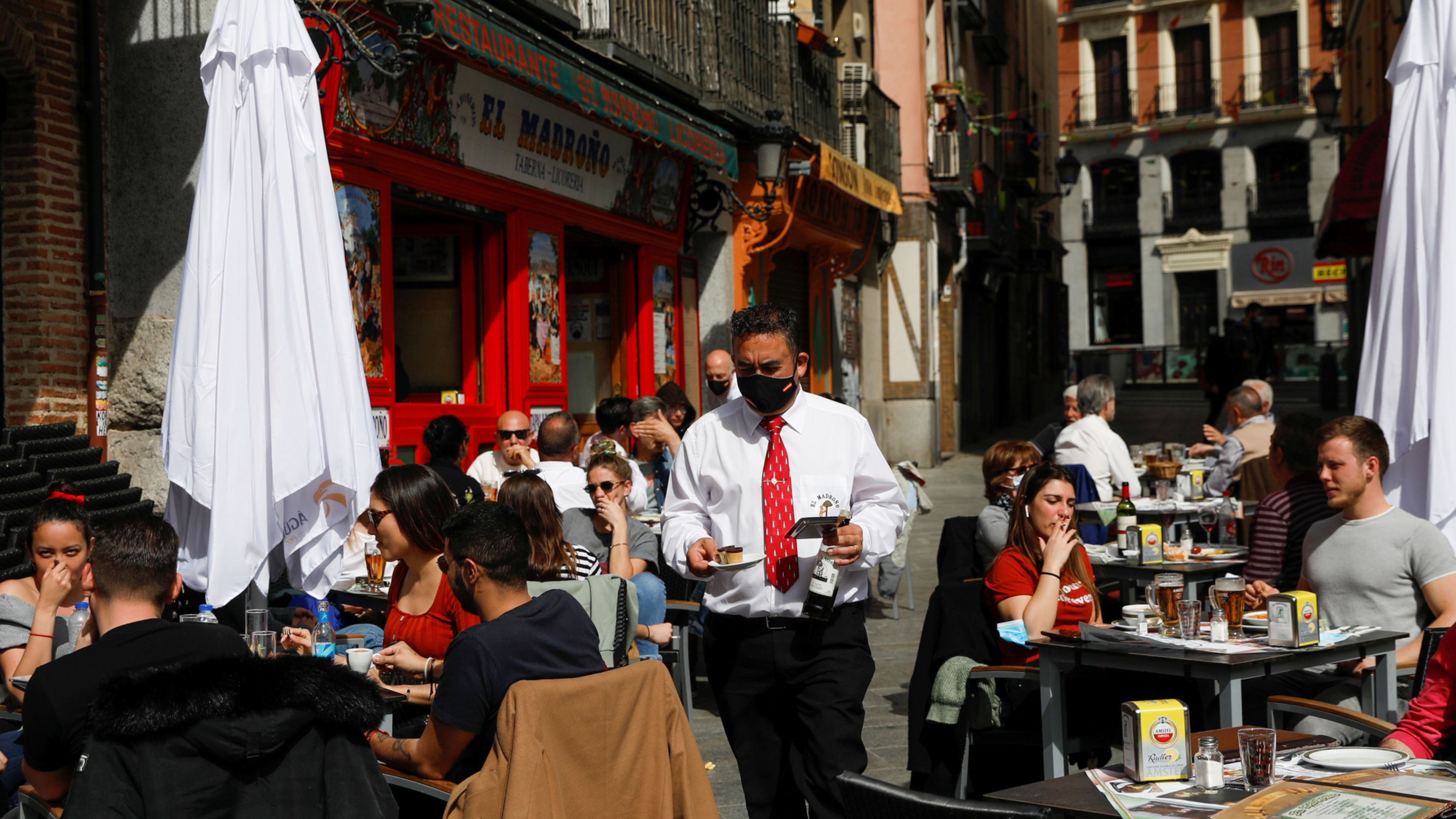 Un camarero atiende la terraza de un bar del centro de Madrid