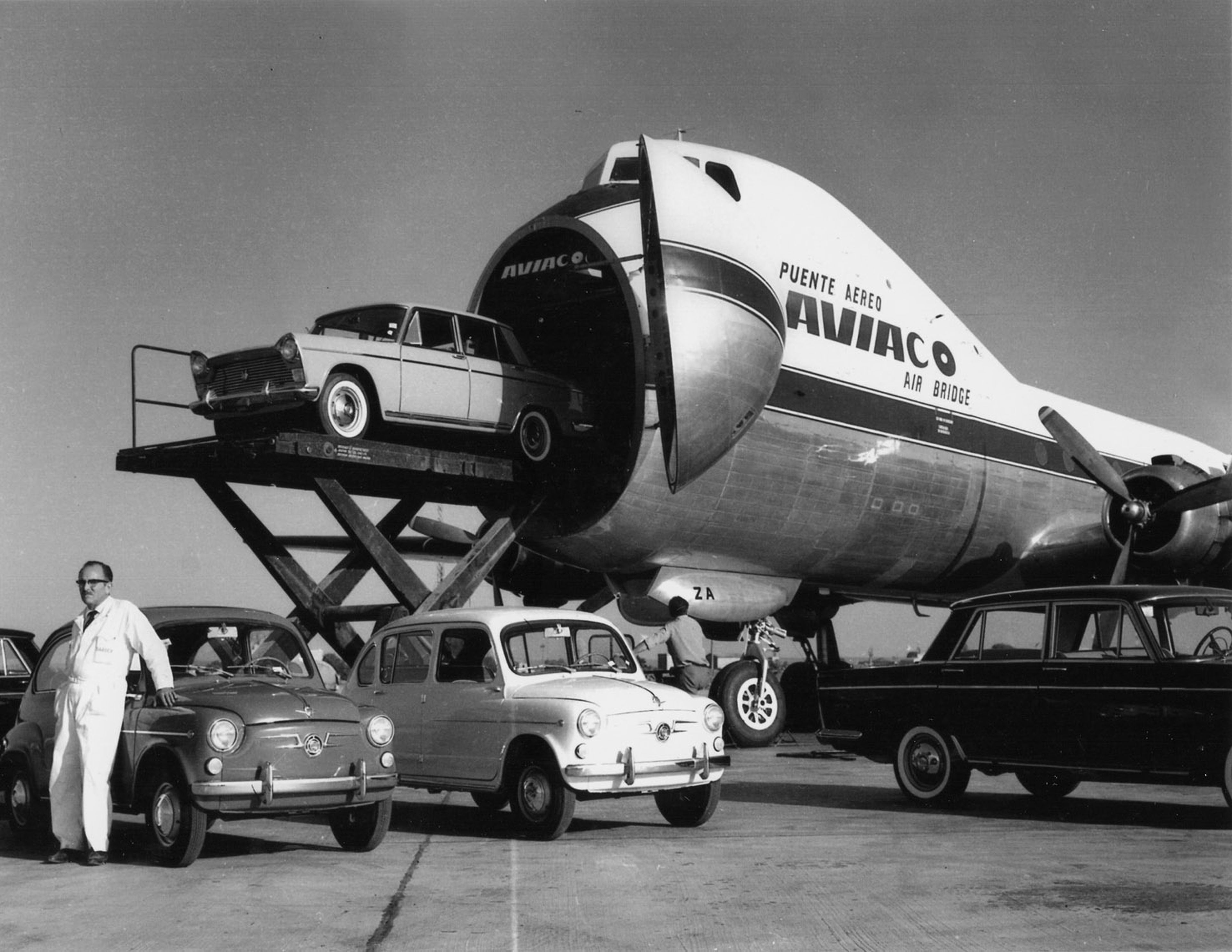 Para cargar los aviones Carvair, los vehículos se elevaban hasta el nivel de la cabina con un elevador.