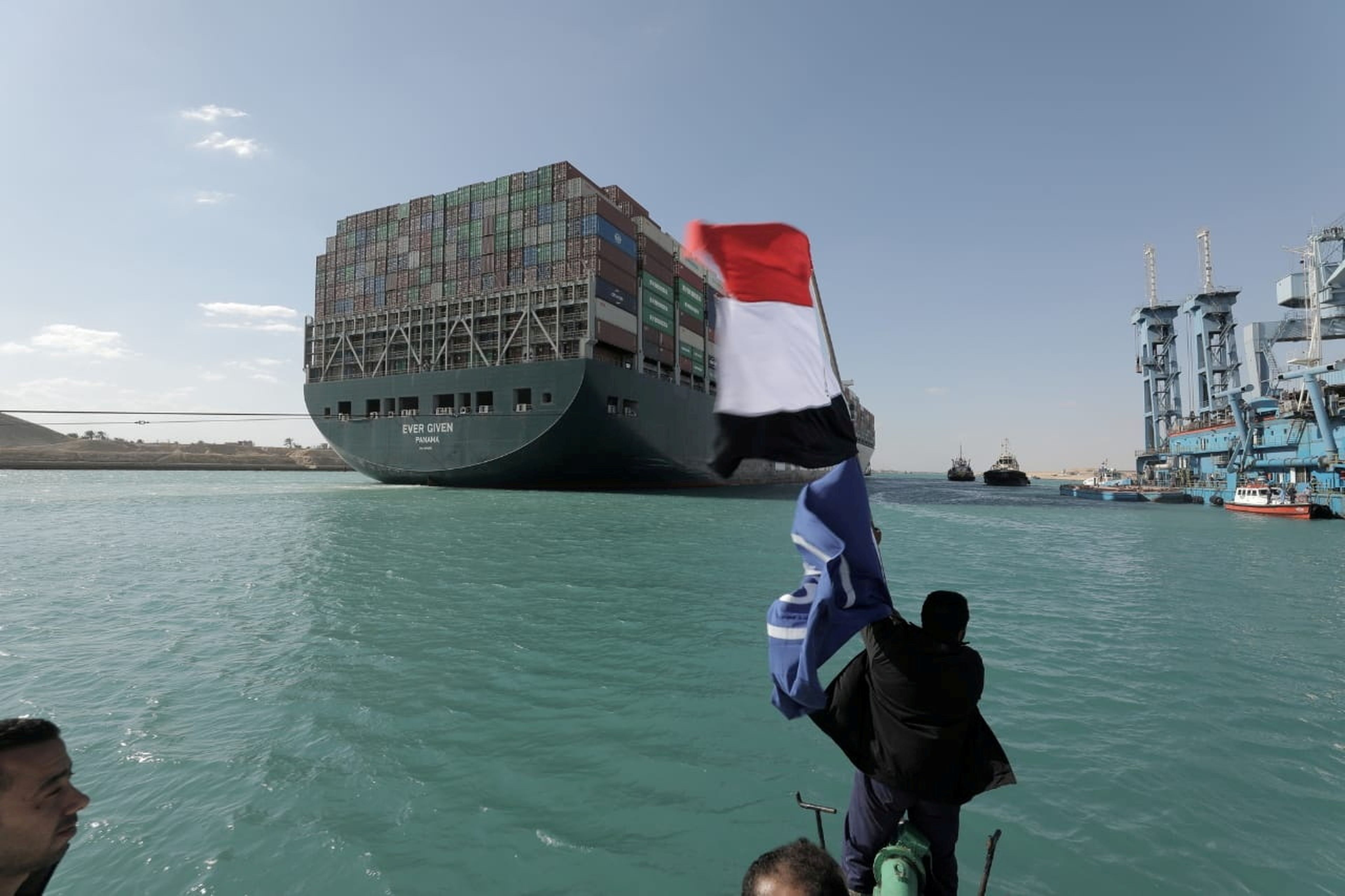 Celebración en el canal de Suez tras liberar el Ever Given
