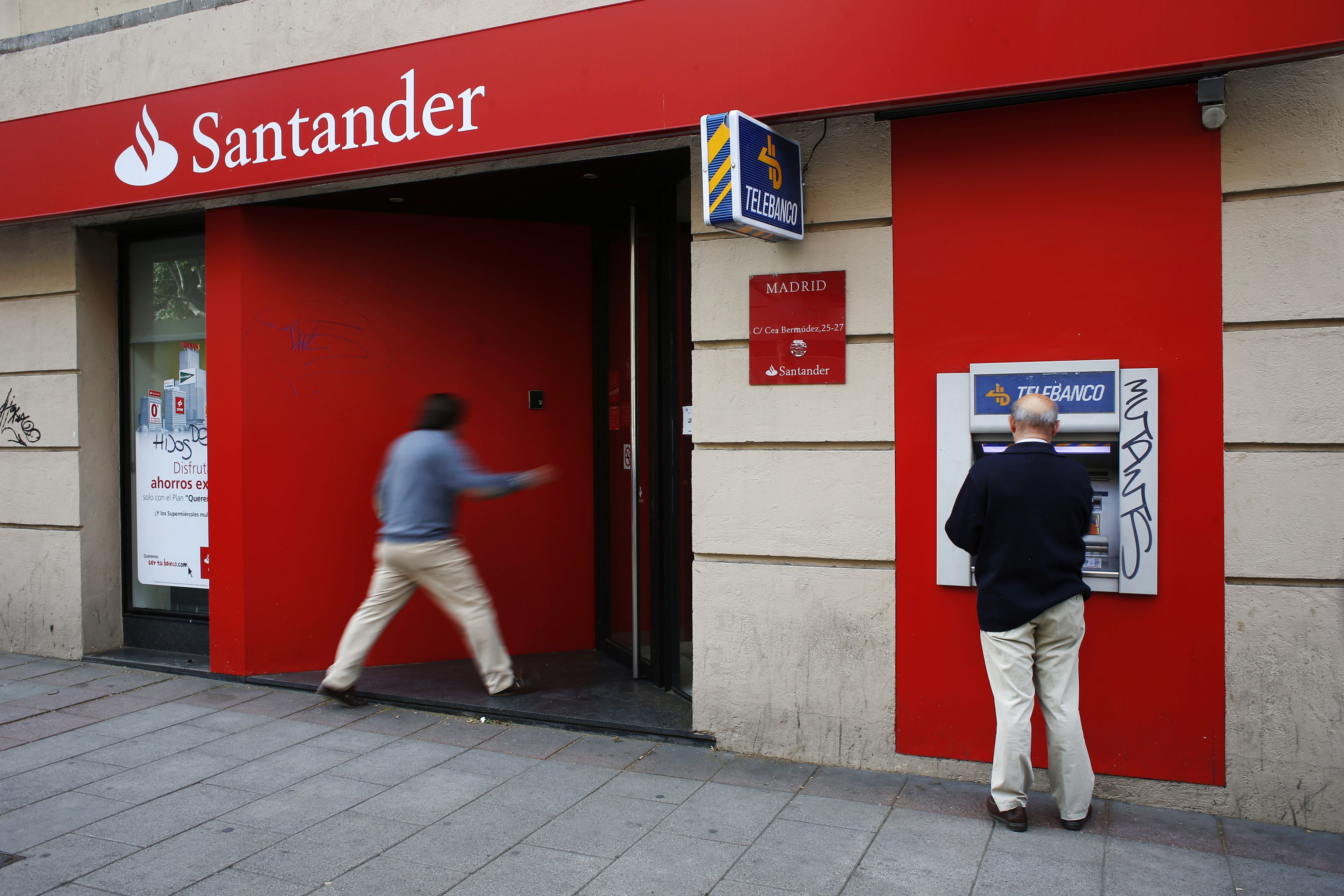 Cliente entrando en entidad del Banco Santander