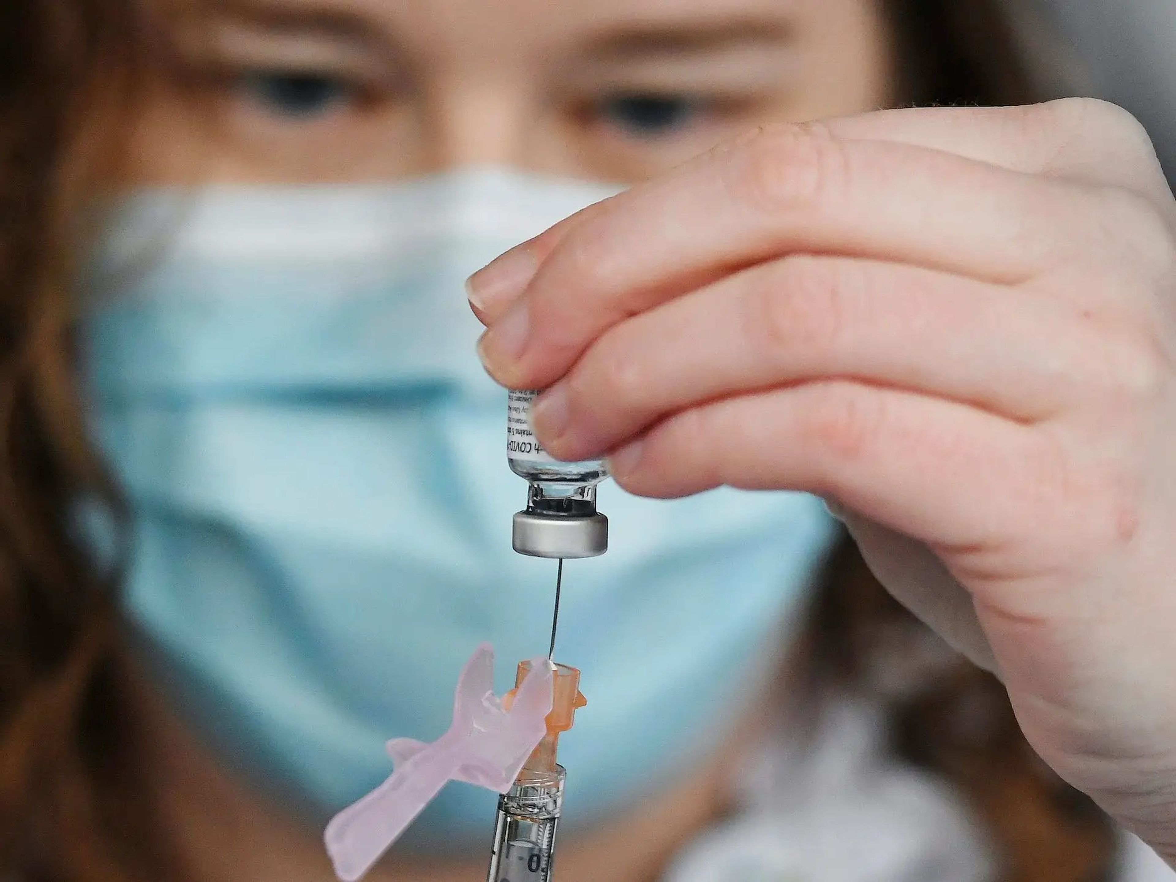 Una sanitaria prepara una dosis de la vacuna de Pfizer-BioNTech.