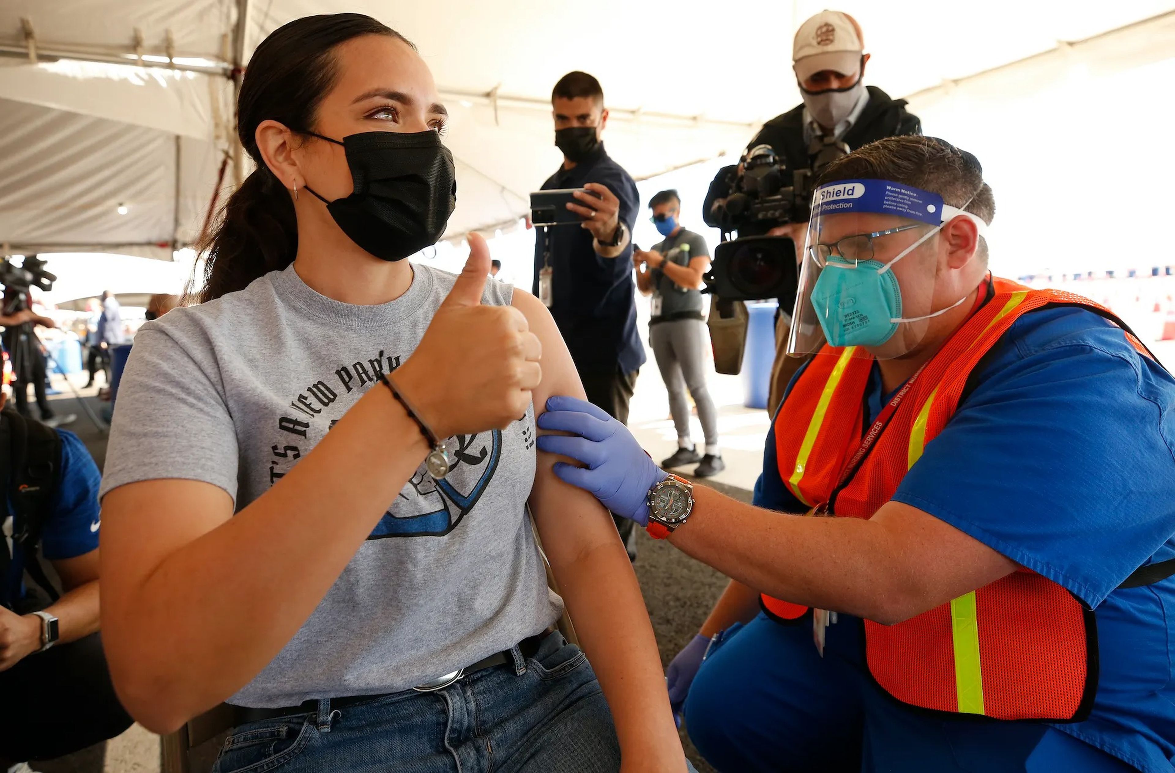 Una mujer recibe la vacuna contra el COVID-19 en un espacio de vacunación en Los Ángeles, California (EEUU) el 1 de marzo de 2021.