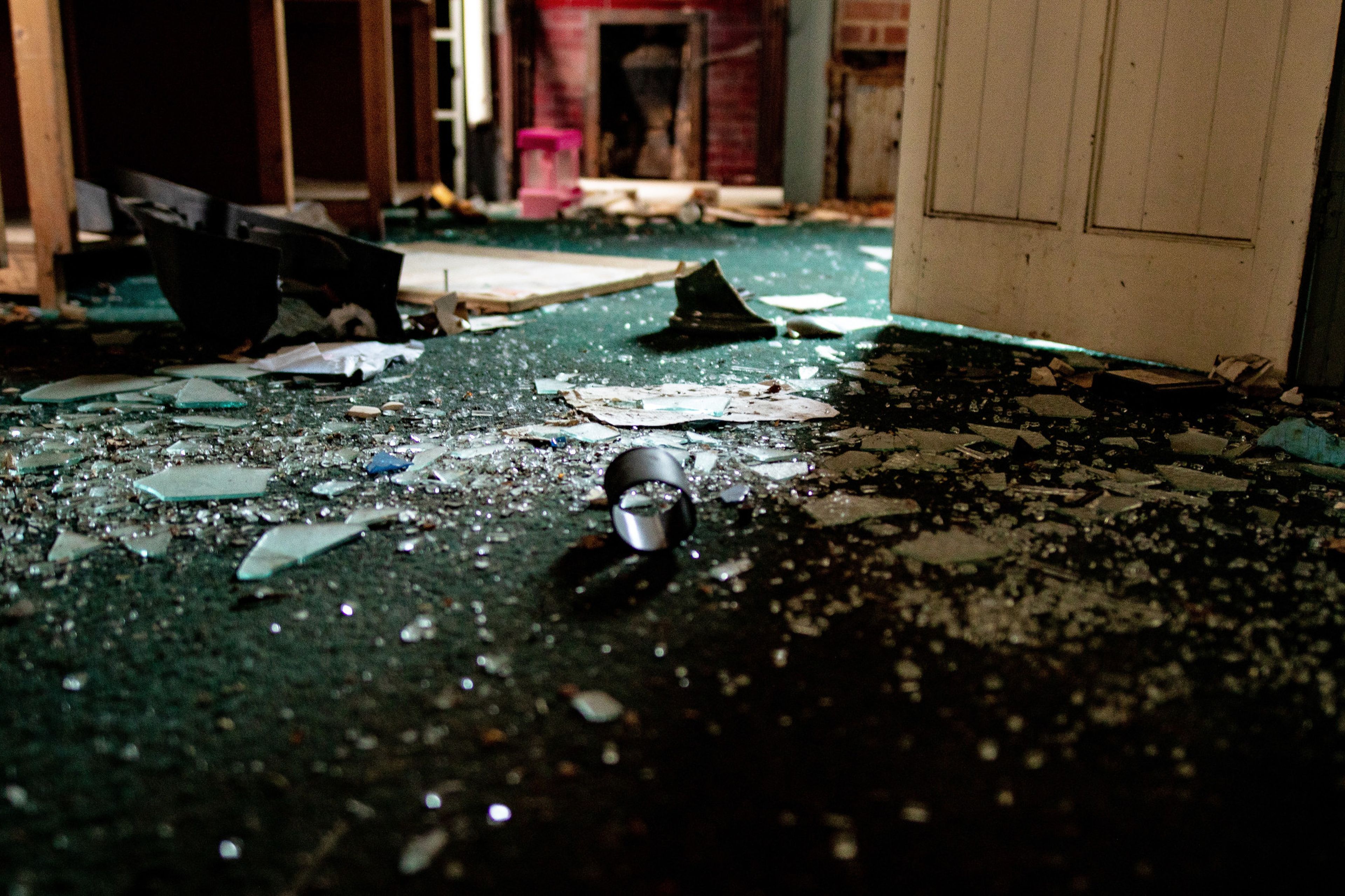 Получил разбил. Разбитое стекло. Стекло осколки на полу. Разбитые стекла на полу. Пол с разбитым стеклом.