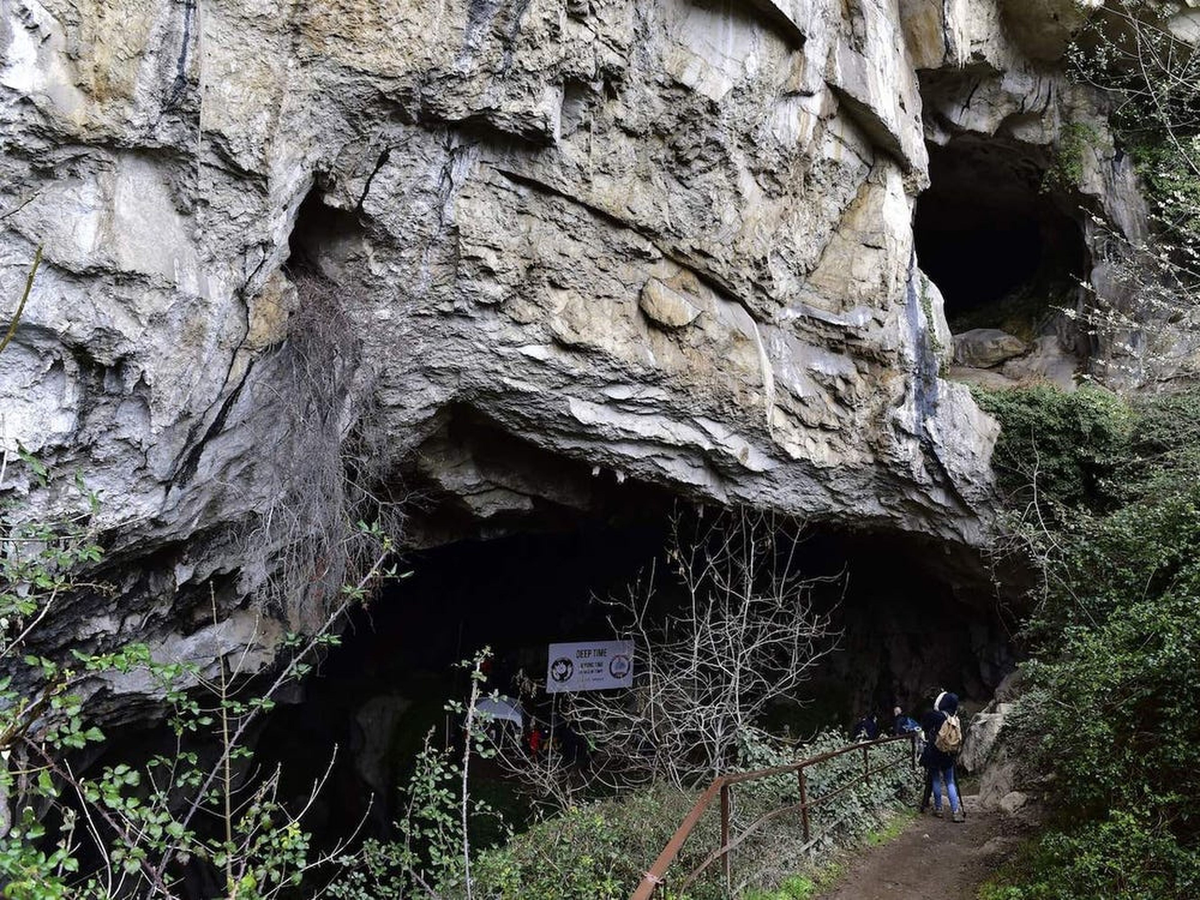 La entrada de la cueva de Lombrives en Ussat, Francia.