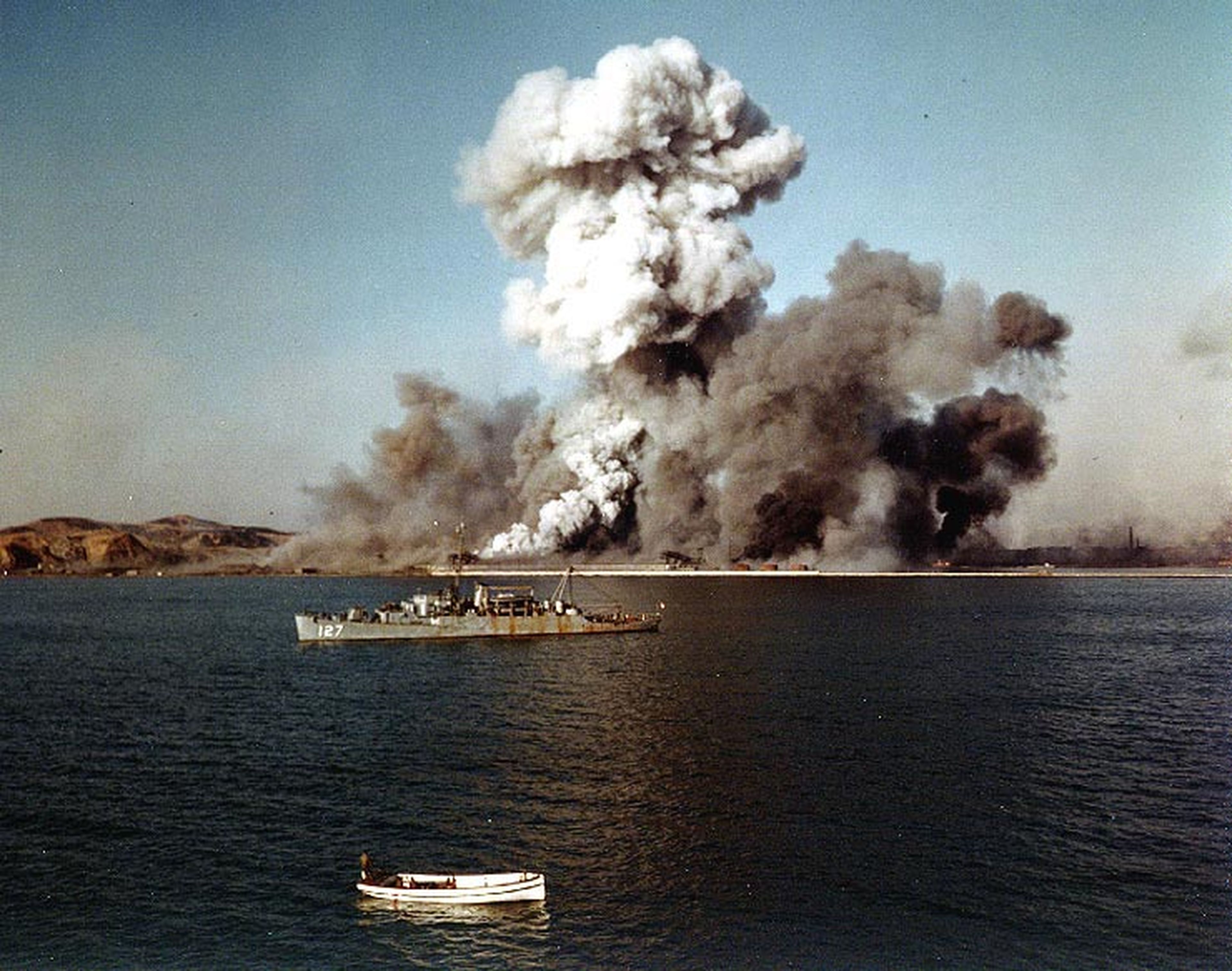 Destrucción del puerto de Hungnam en 1950 en la Guerra de Corea (Wikimedia)