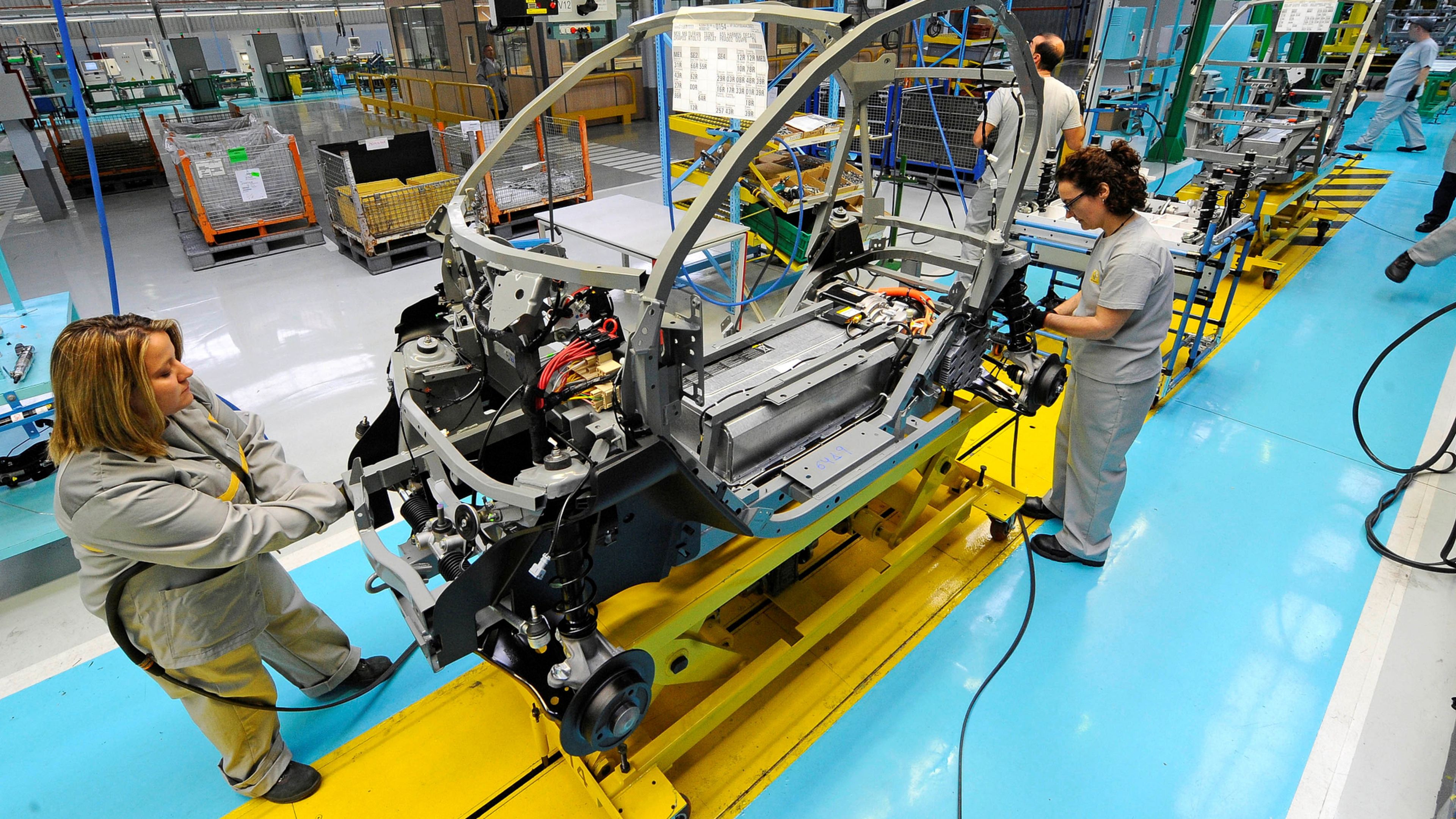 Dos trabajadoras en una línea de producción de la fábrica de Renault en Valladolid