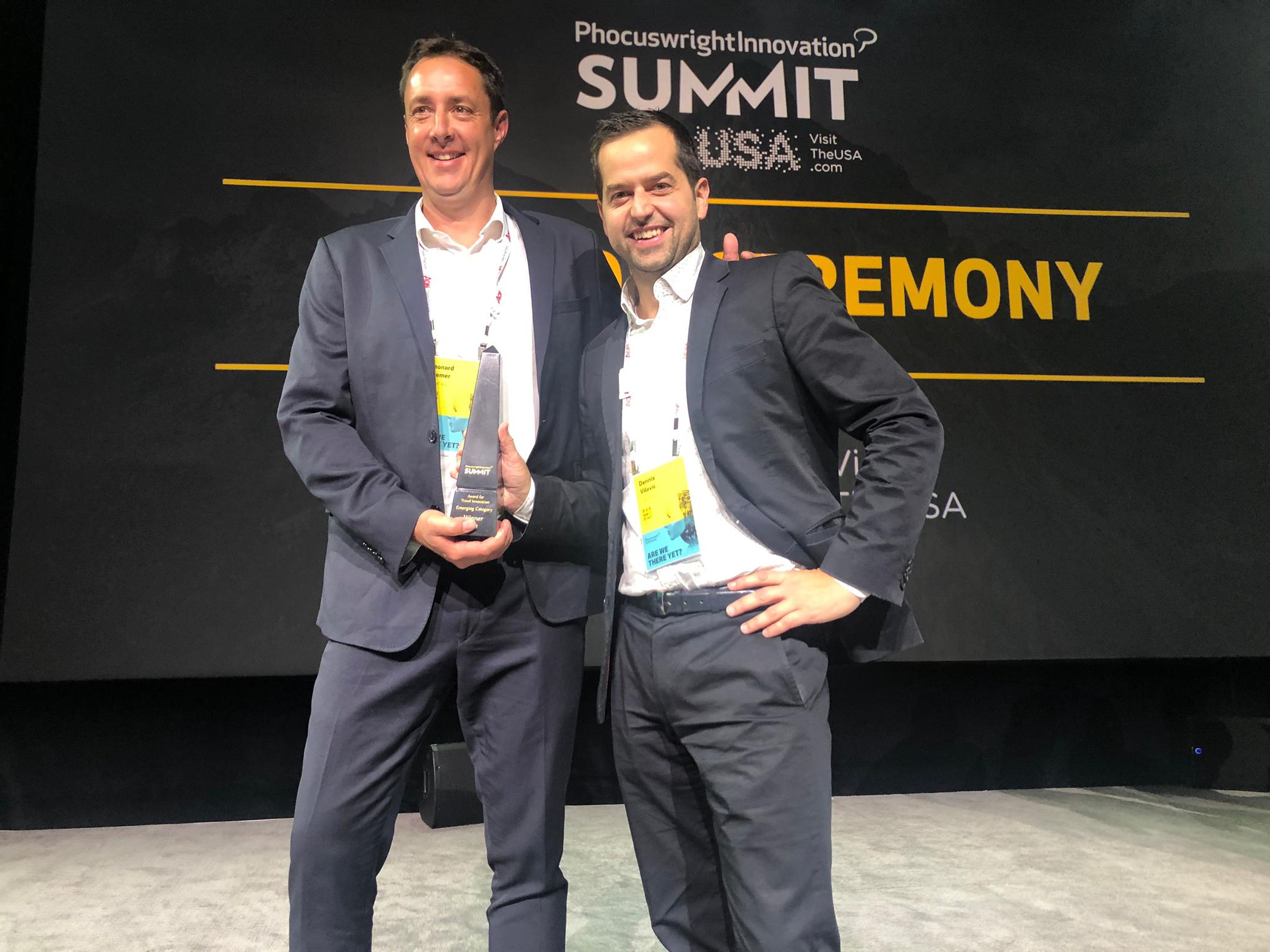 Leonard Cremer, y Dennis Vilovic, cofundadores de TROOP, recogiendo el premio Phocuswright Innovation en 2019.