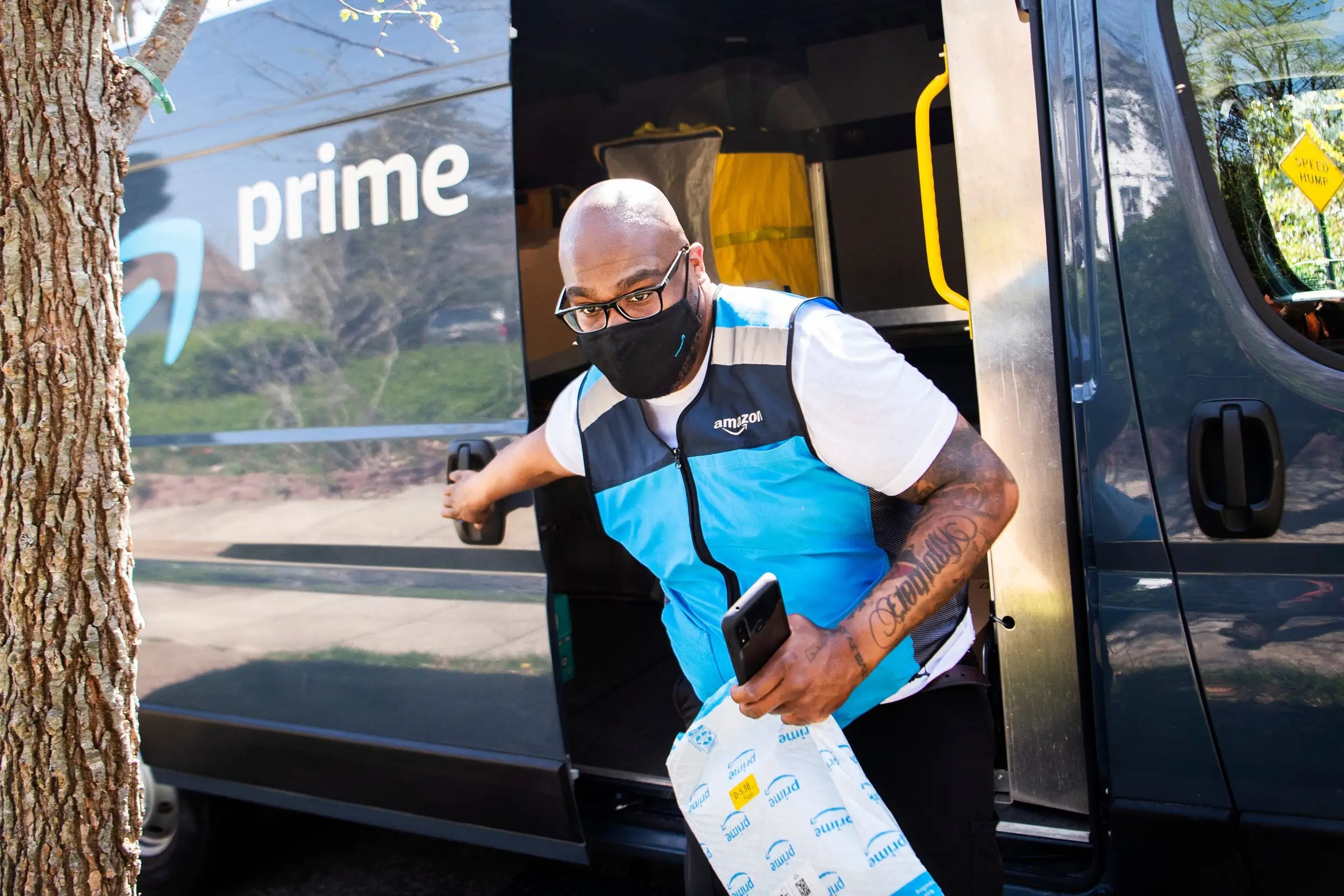 Los repartidores de Amazon suelen tener objetivos de productividad exigentes de hasta 300 paquetes al día, lo que provoca que tengan que conducir rápido, según los empleados.