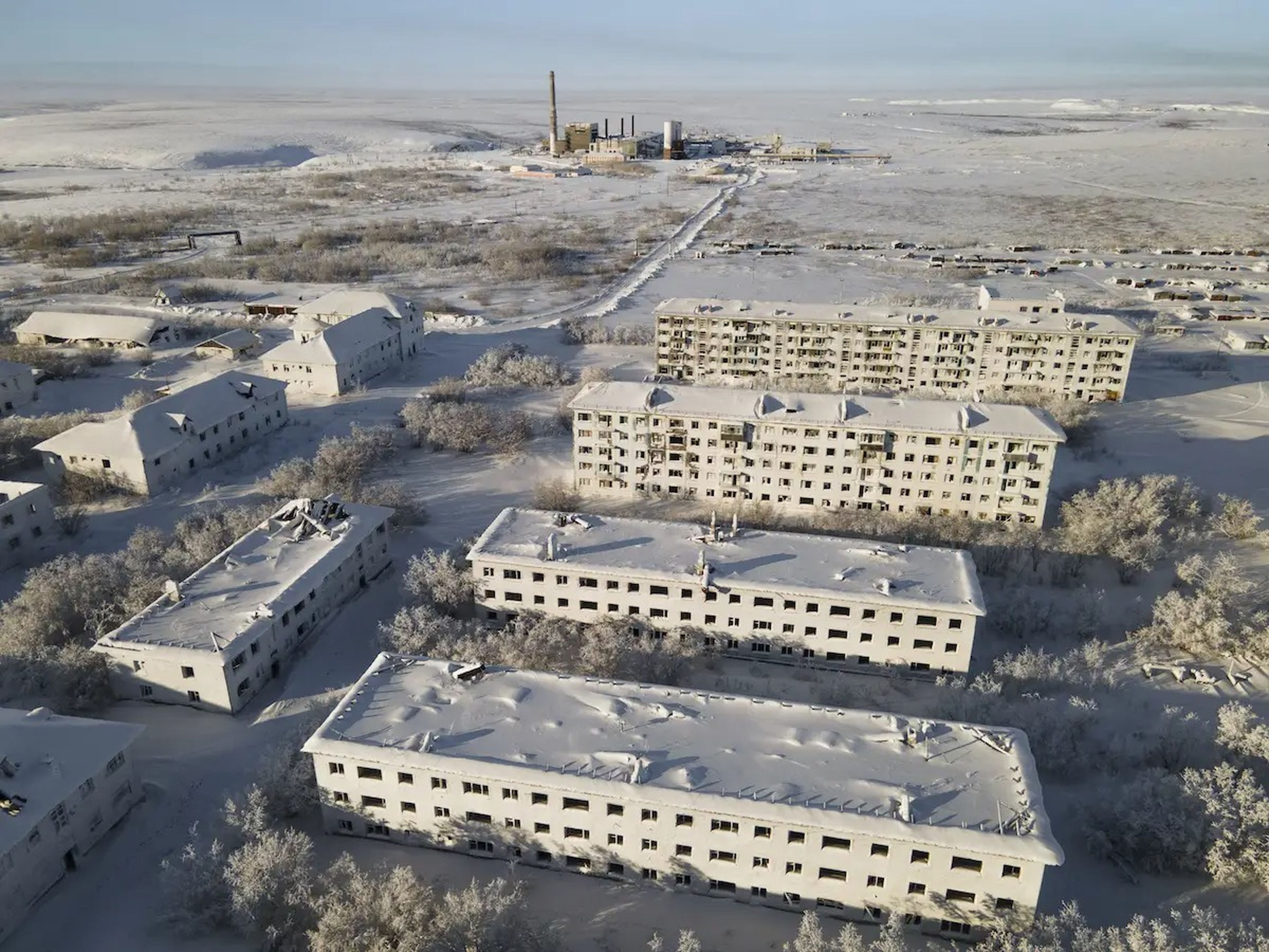 Una vista aérea de un pueblo abandonadoa las afueras de Vorkuta, Rusia.