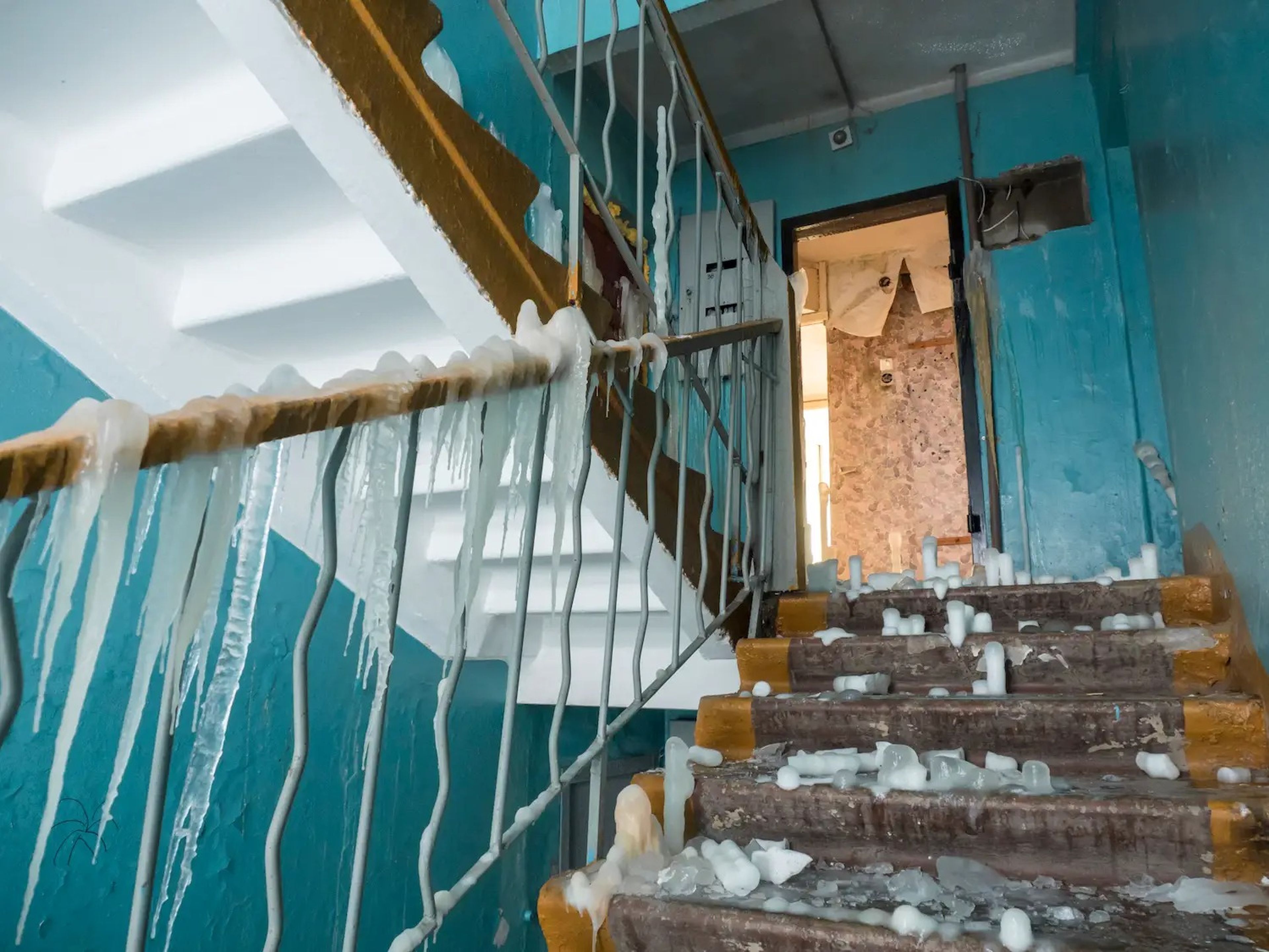 Carámbanos colgando de la barandilla de una escalera en las afueras de Vorkuta.