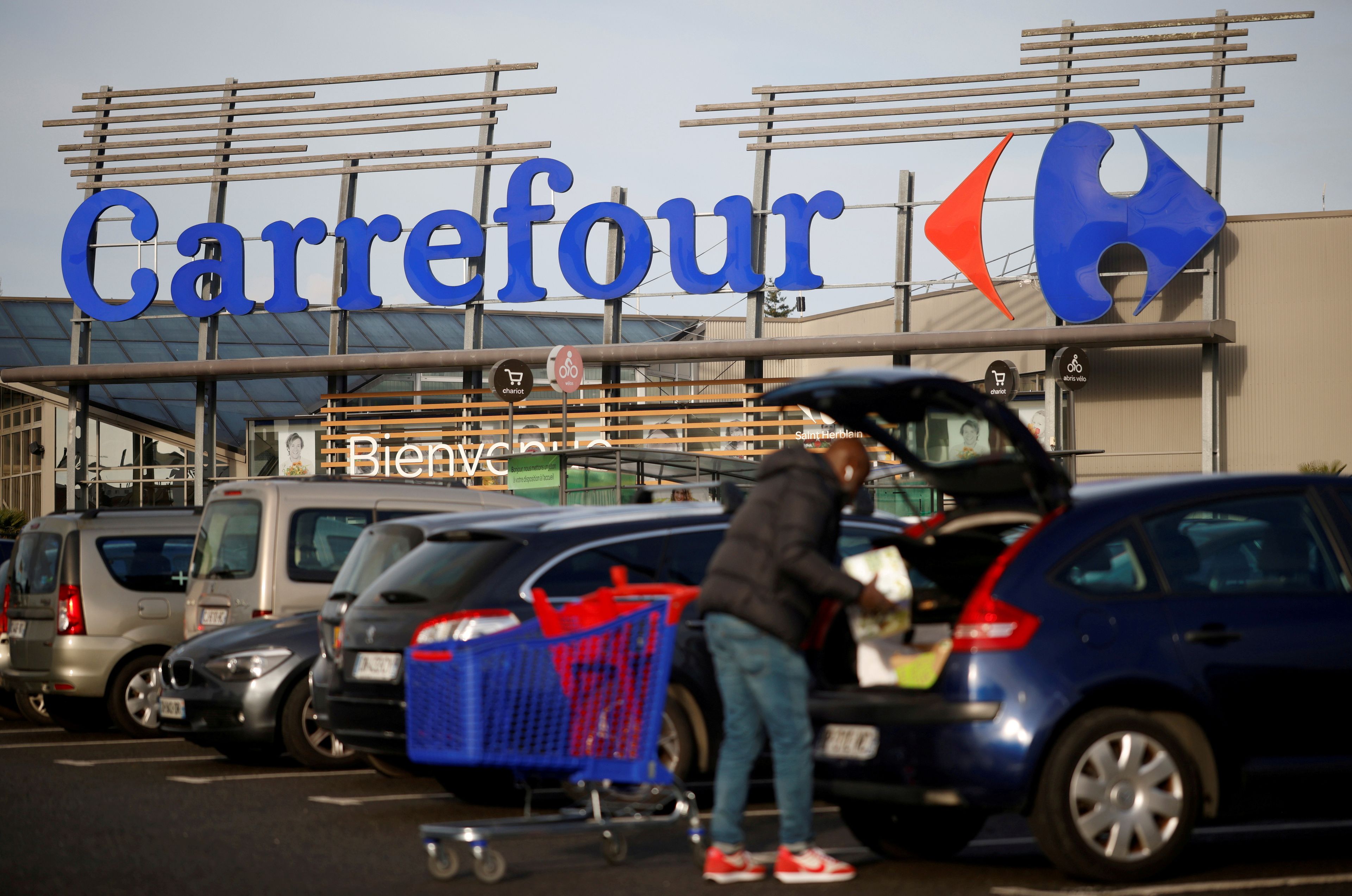 Un hombre haciendo la compra en Carrefour