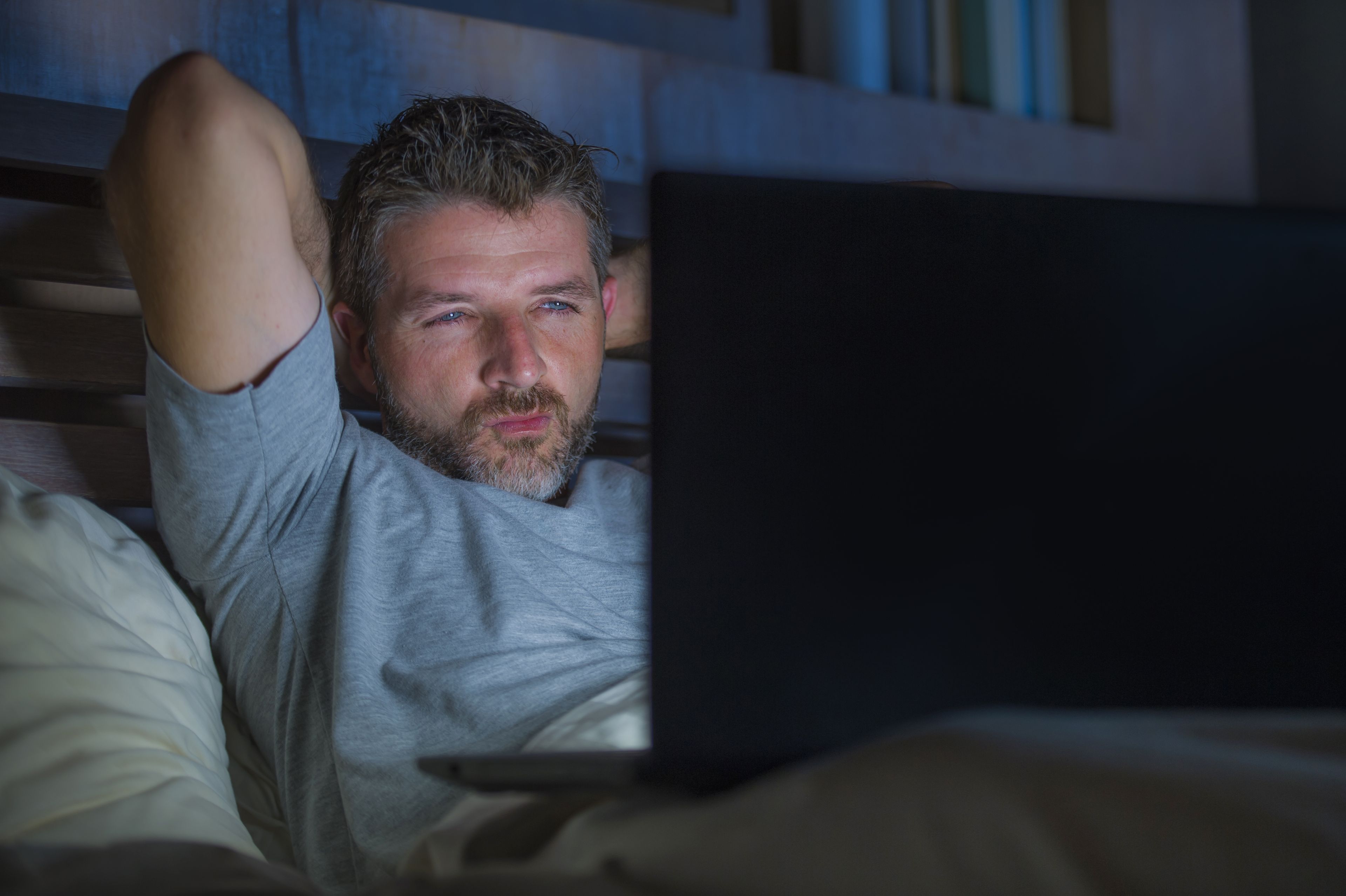 Un hombre mira pornografía en el ordenador