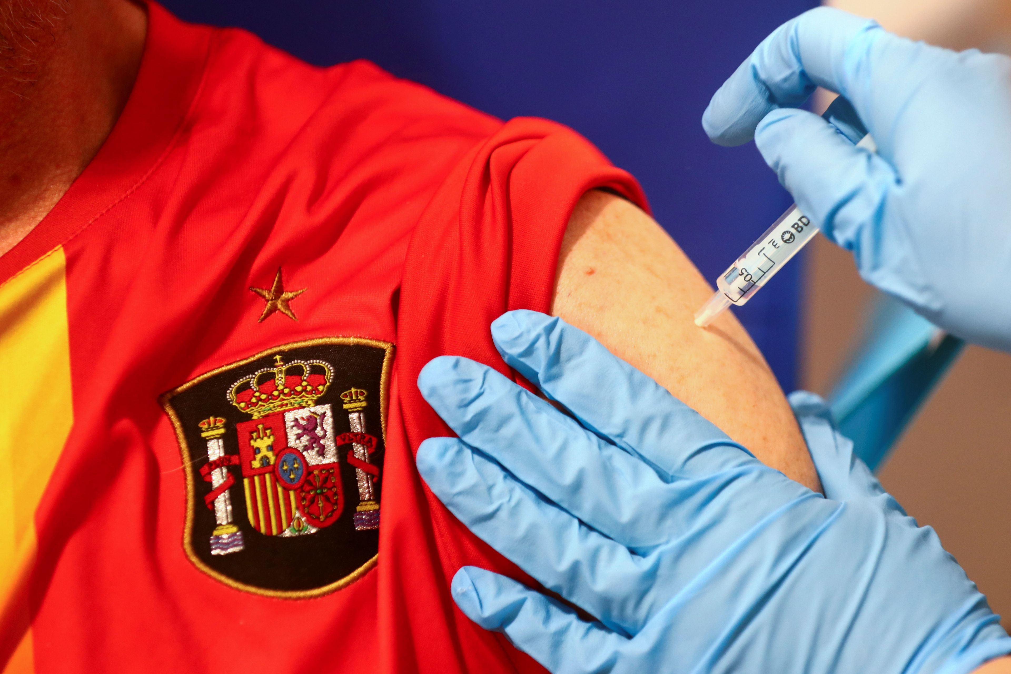 Un hombre recibe la vacuna de AstraZeneca en Madrid
