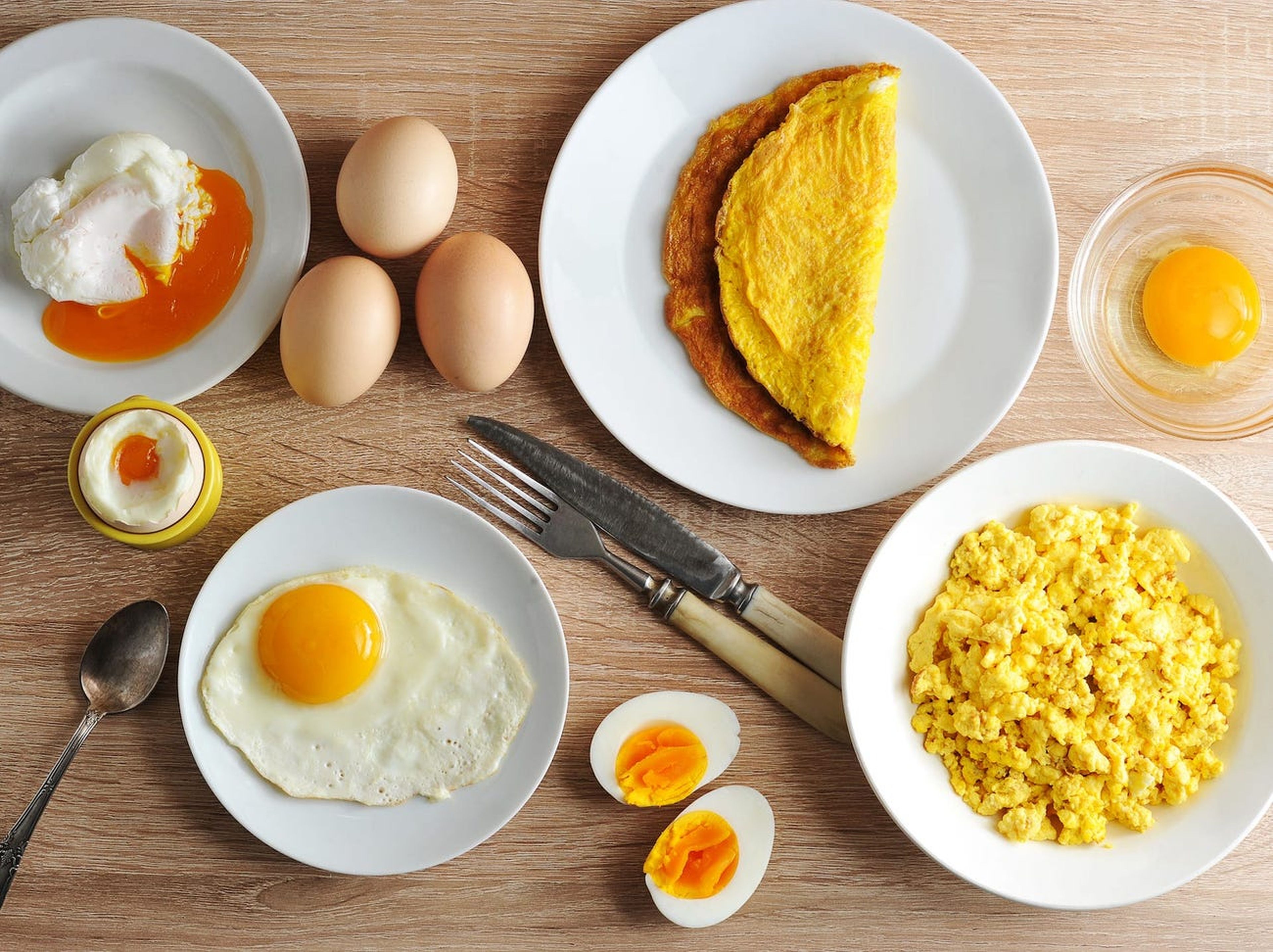Омлет 4 яйца сколько. Завтрак с вареными яйцами. Омлет из яиц. Яичница для завтрака. Полезный завтрак яичница.