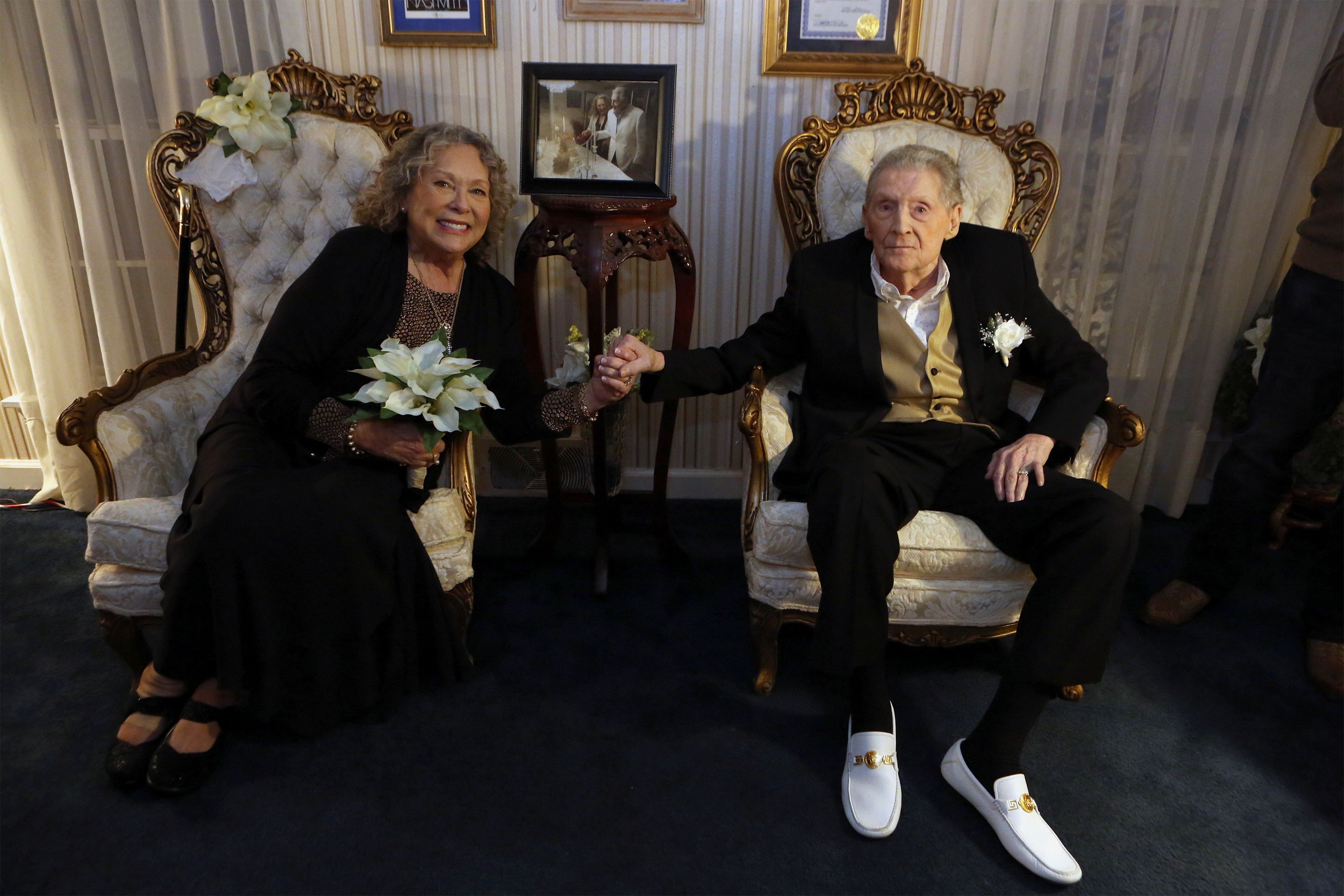 Jerry Lee Lewis juntos a su esposa Judith persona mayor