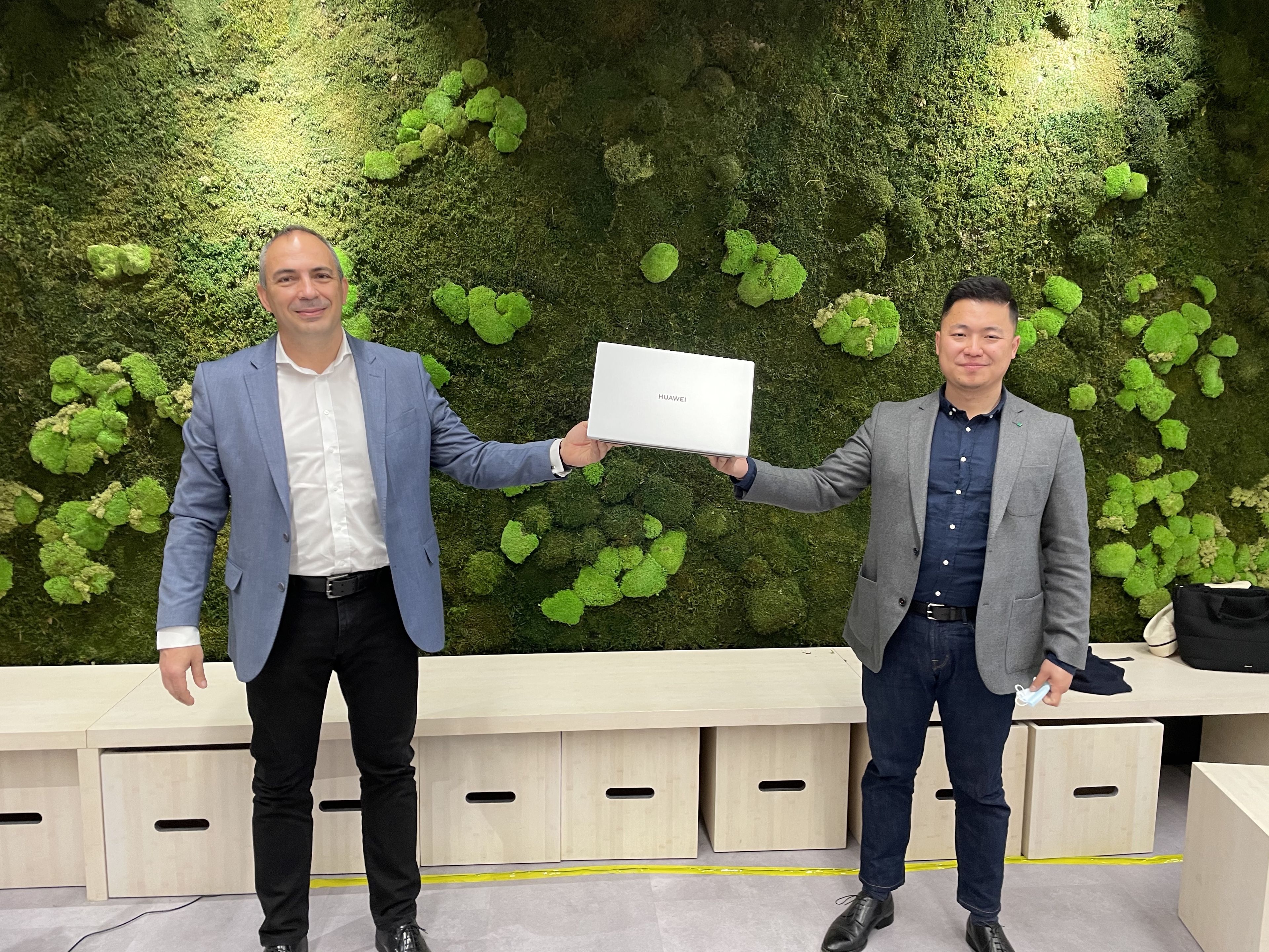De izquierda a derecha: Jesús Sánchez, director de Consumo para el Suroeste de Europa de Intel, y Jorge Cui Liu, jefe de Producto de Dispositivos Inteligentes de Huawei Consumo en España.
