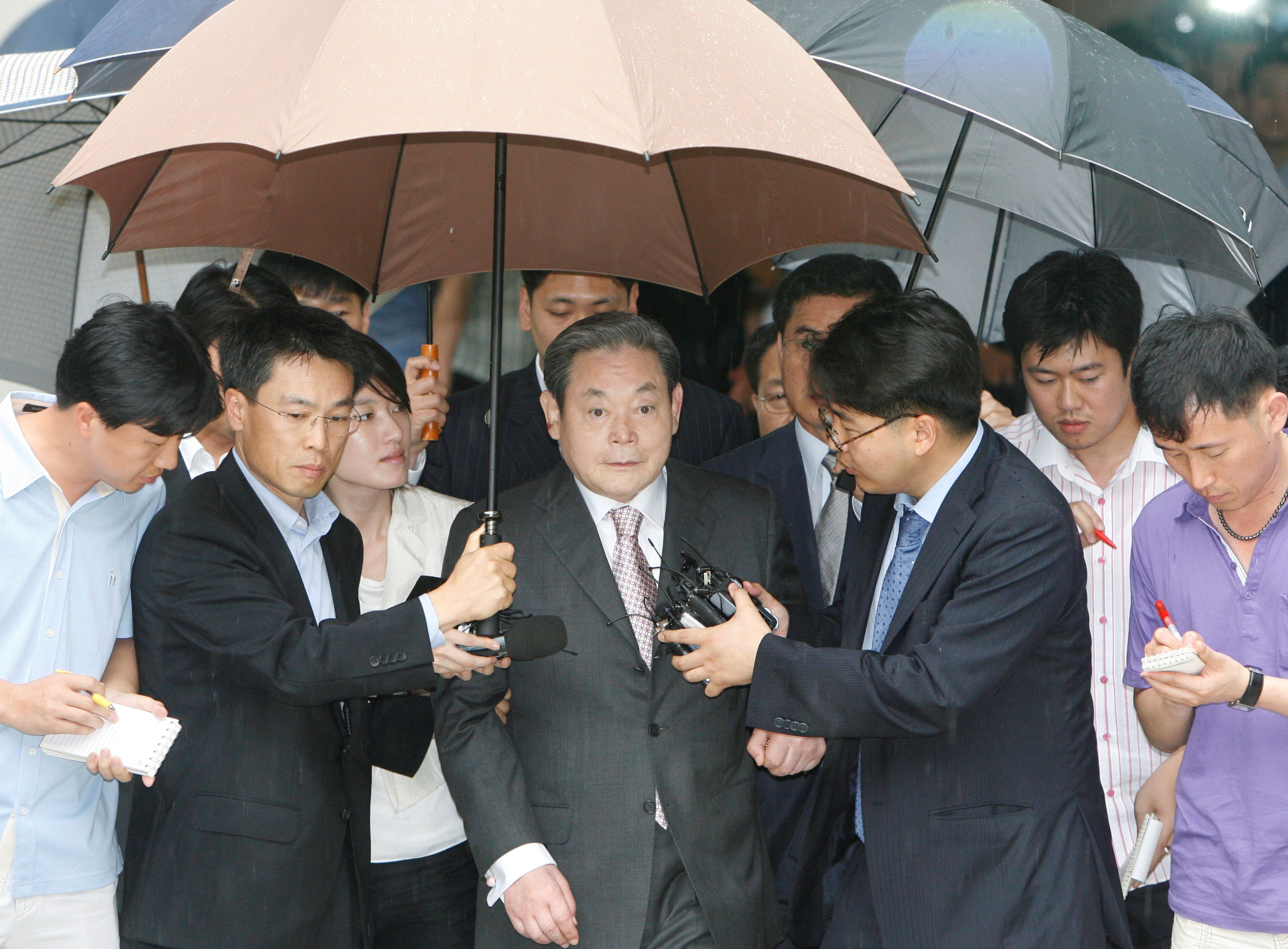 Lee Kun-hee a la salida de un juicio en 2008 (Reuters)