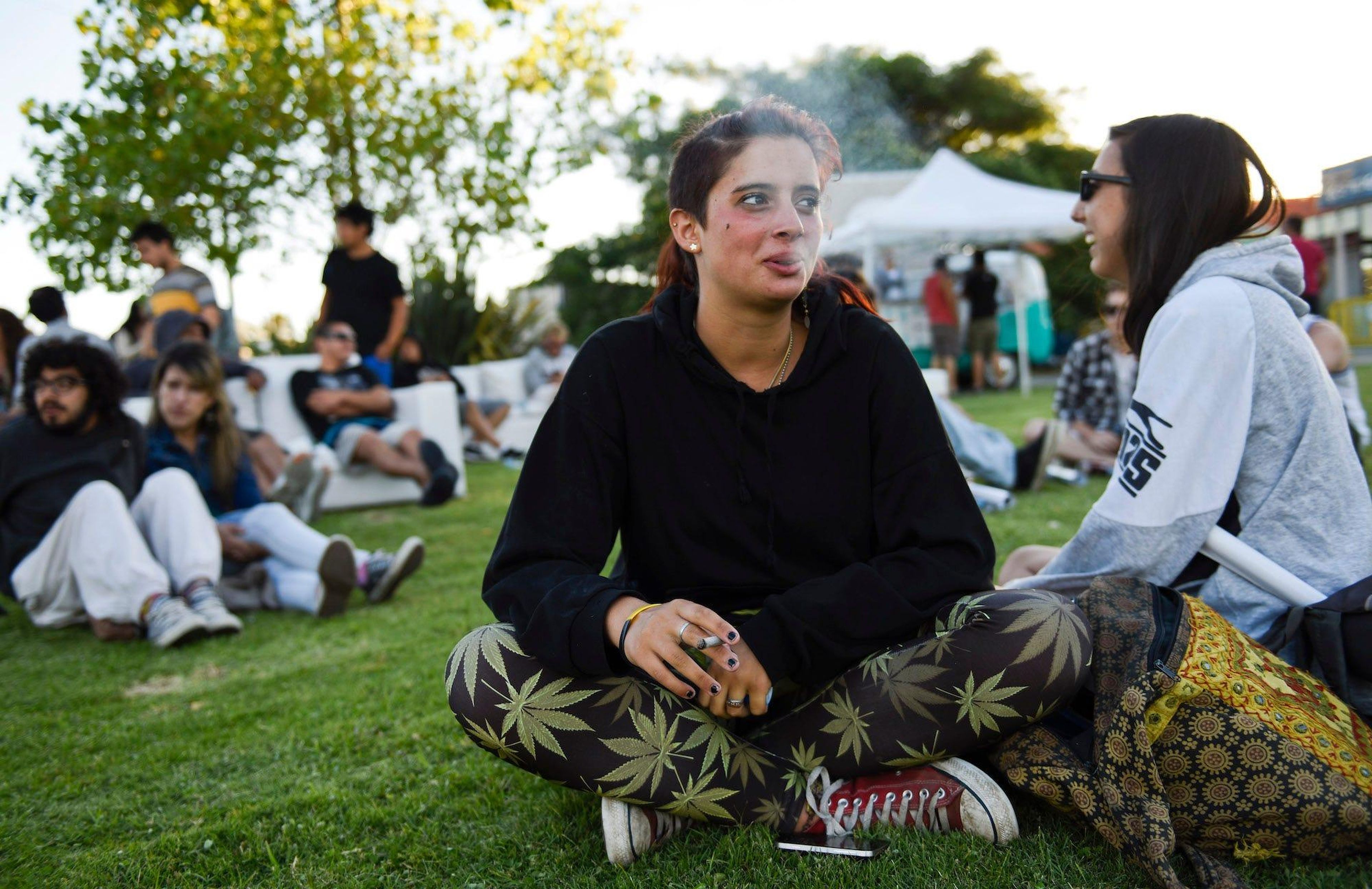 Joven fumando marihuana en la feria Expo Cannabis en Montevideo, Uruguay, el domingo 14 de diciembre de 2014.