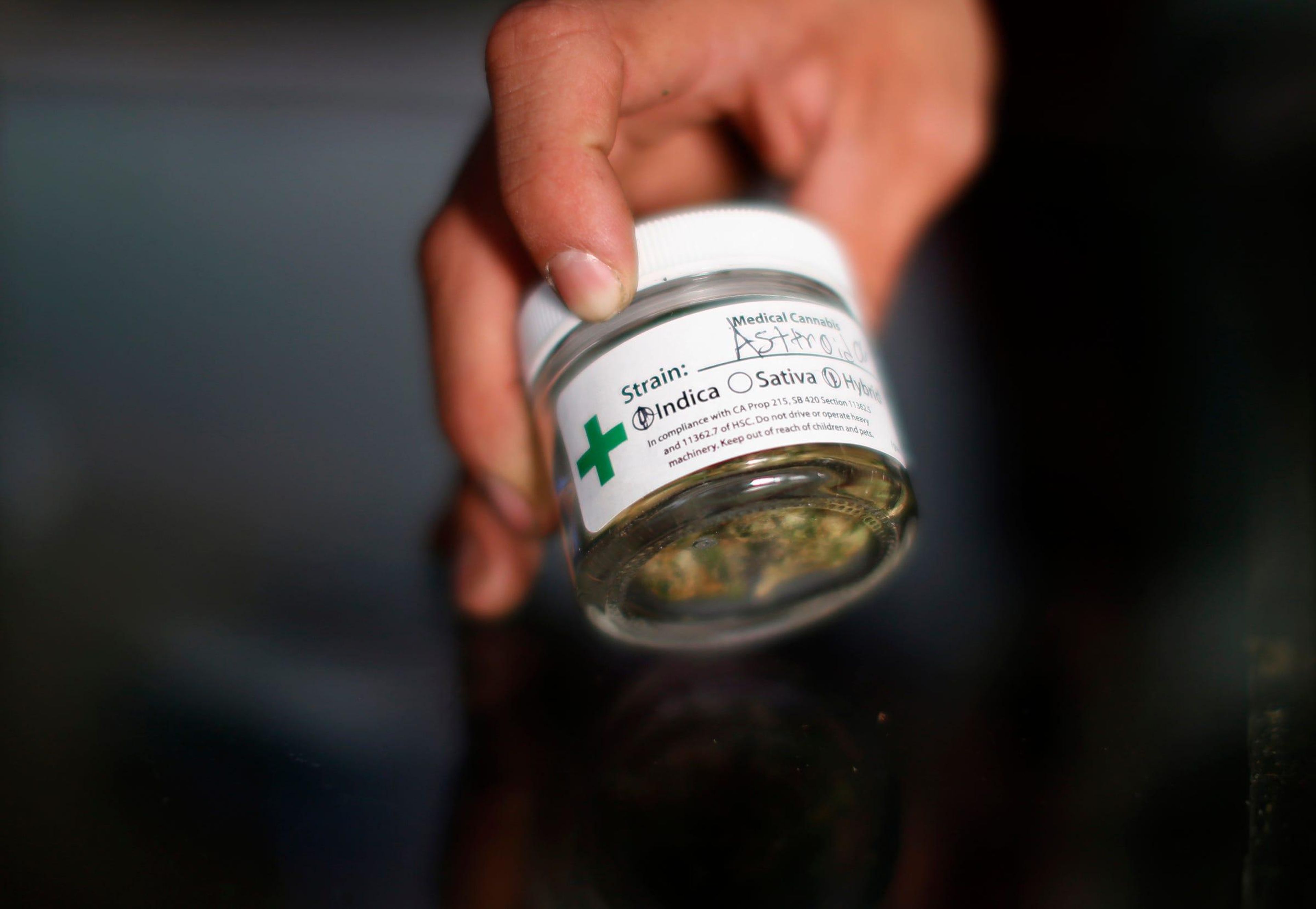 Un voluntario muestra cogollos de cannabis en el dispensario de marihuana medicinal de La Brea Collective en Los Ángeles, California, 18 de marzo de 2014.