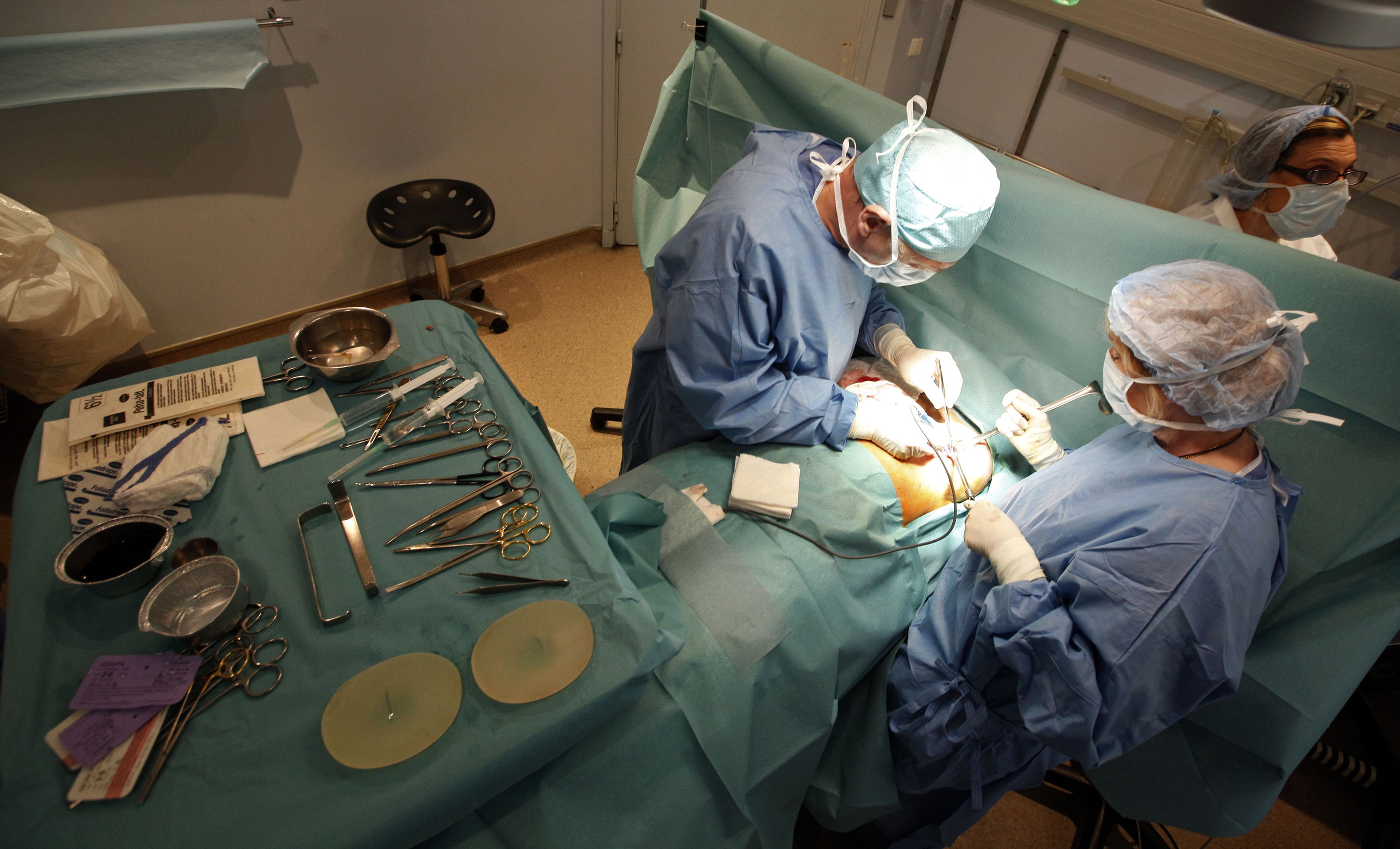 Médicos en una cirugía de pecho