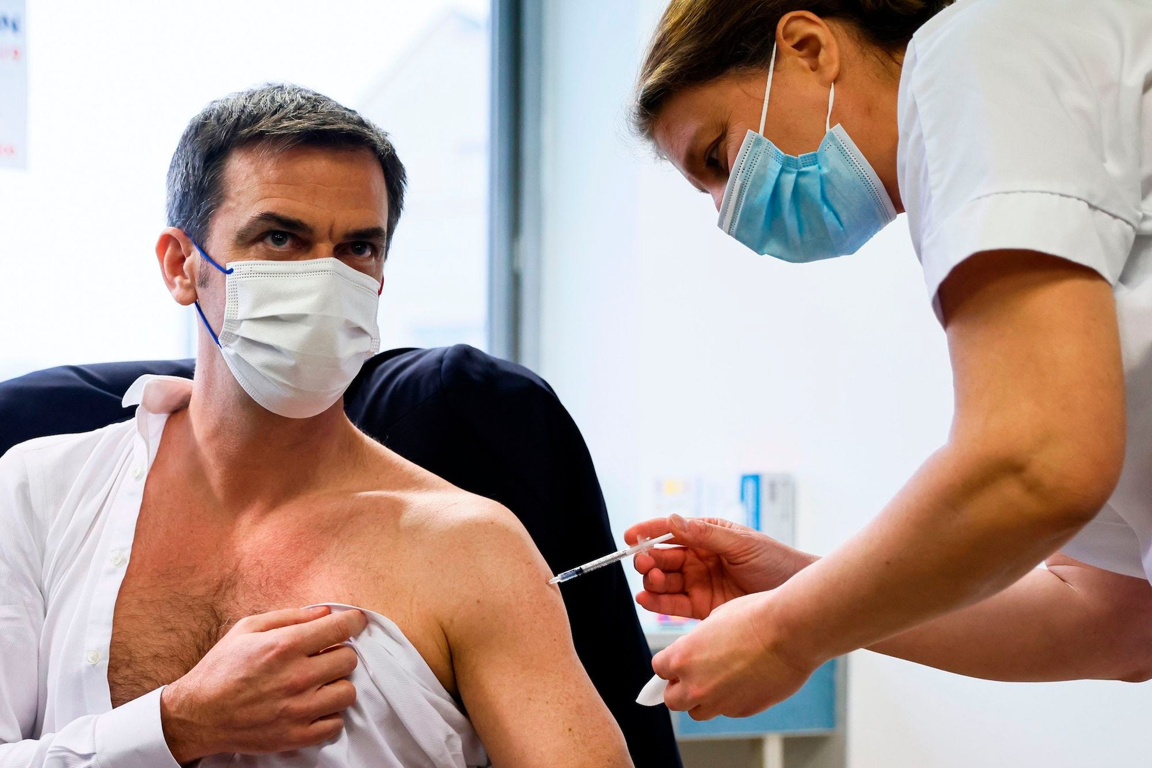 El ministro de Sanidad francés recibe la vacuna de AstraZeneca