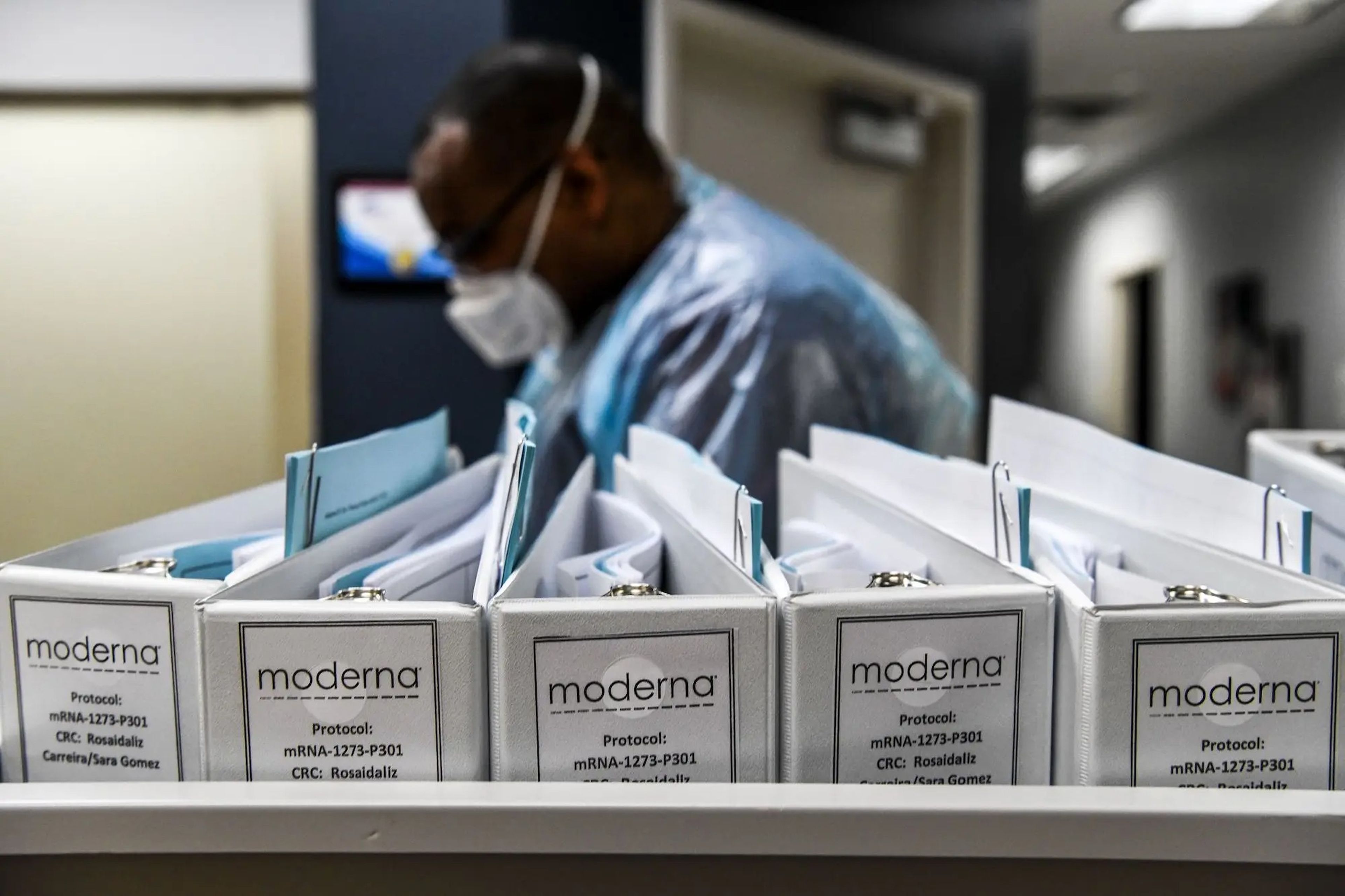 Los archivos de protocolo de la biotecnológica Moderna para las vacunas contra el COVID-19 se conservan en los Centros de Investigación de América en Hollywood, Florida, el 13 de agosto de 2020.