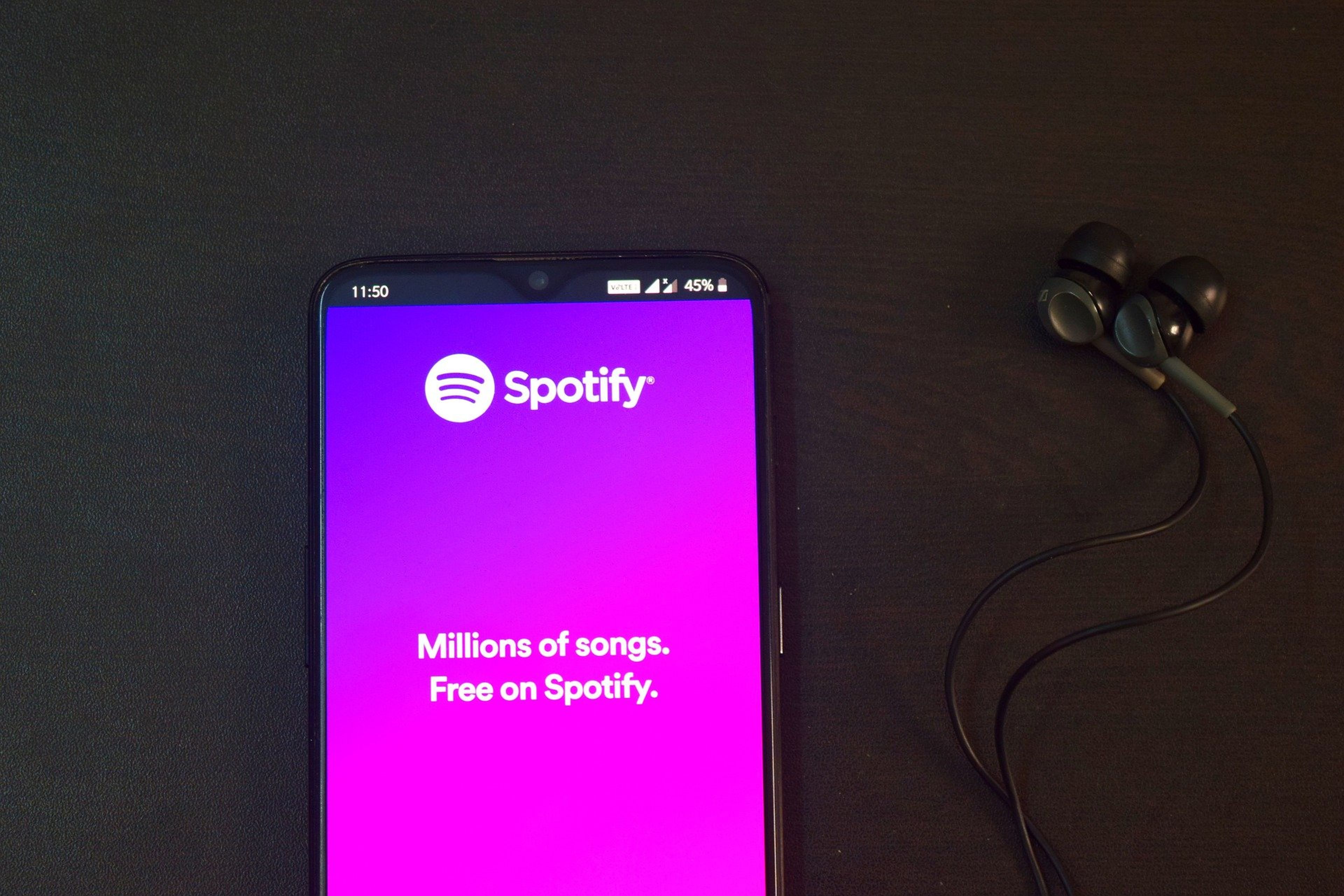 Un móvil con la app de Spotify abierta.